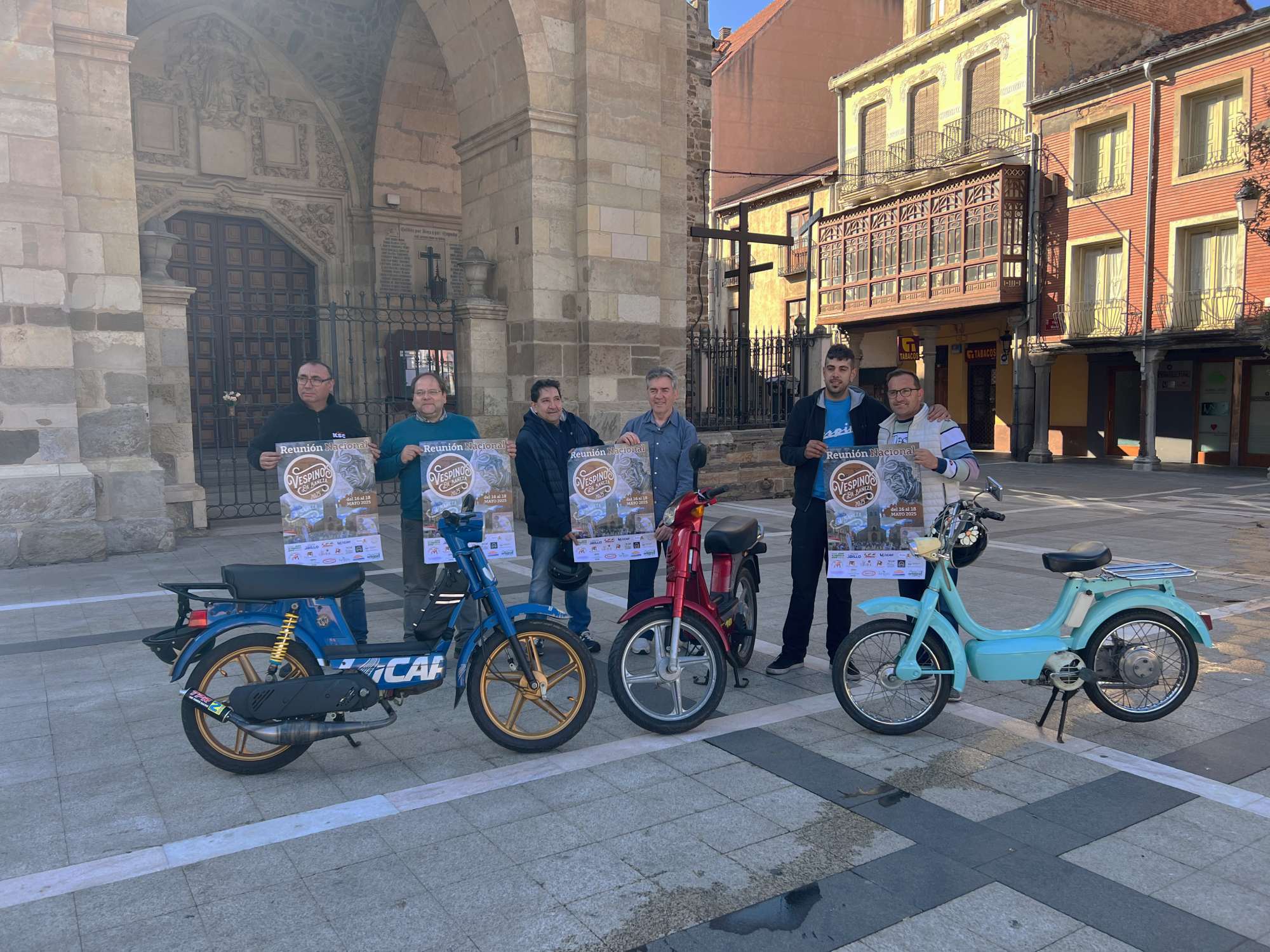 Presentación en la plaza Mayor de La Bañeza de la XV Reunión Nacional de Vespinos. | L.N.C.