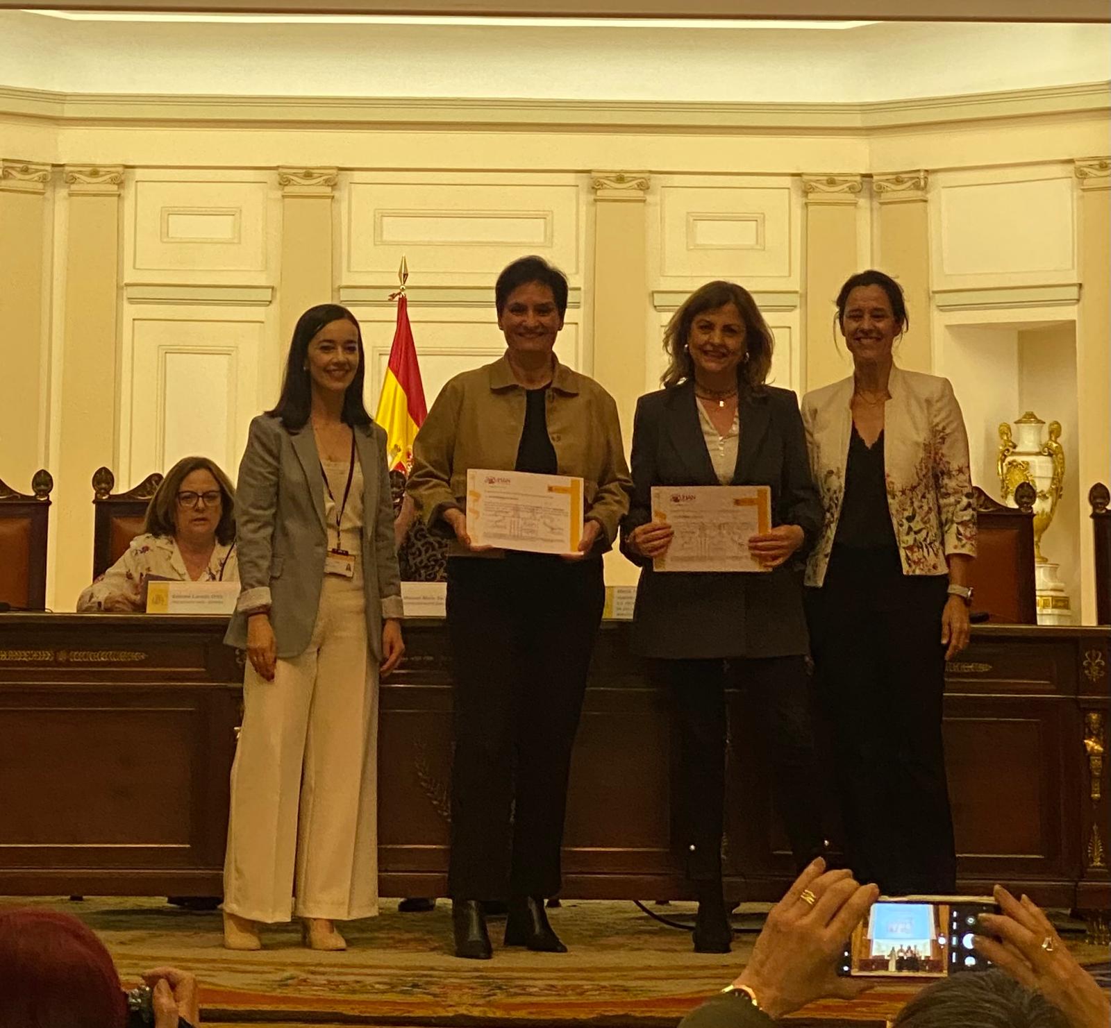 Ana M. Cuellas (I) y Elena Gómez (D) con los certificados.