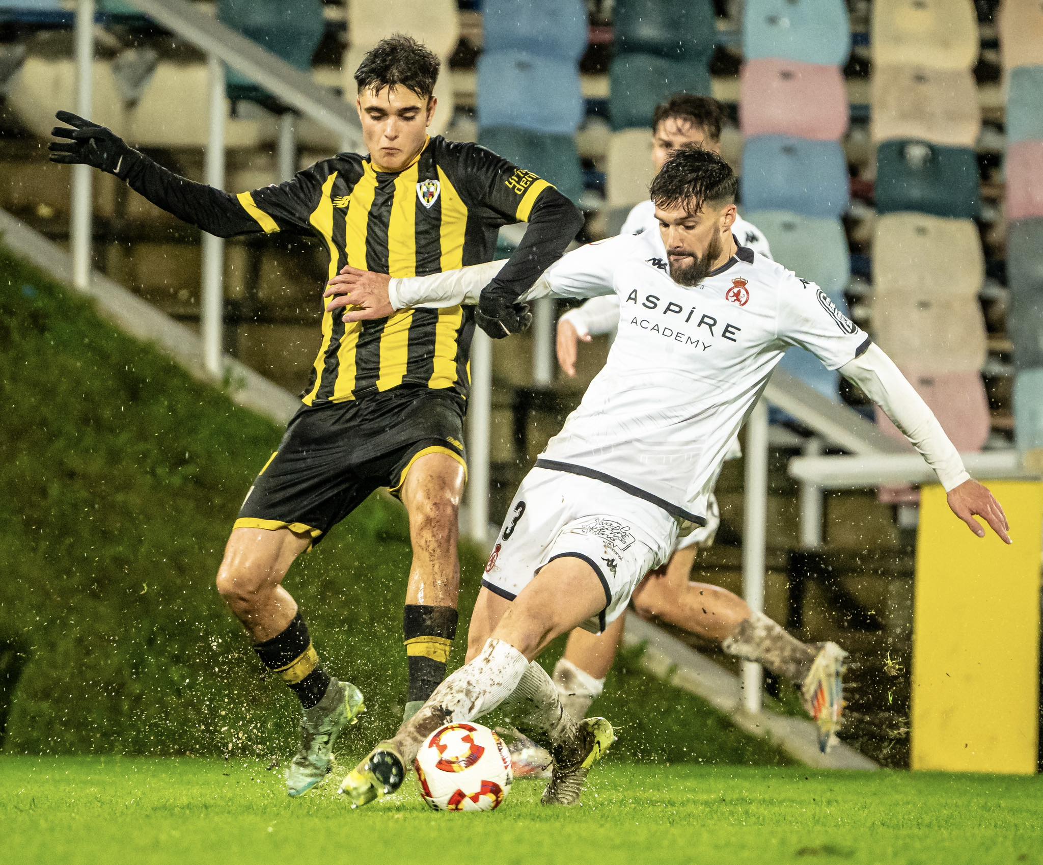 Satrústegui en uno de los duelos del partido de ida ante el Barakaldo. BARAKALDO