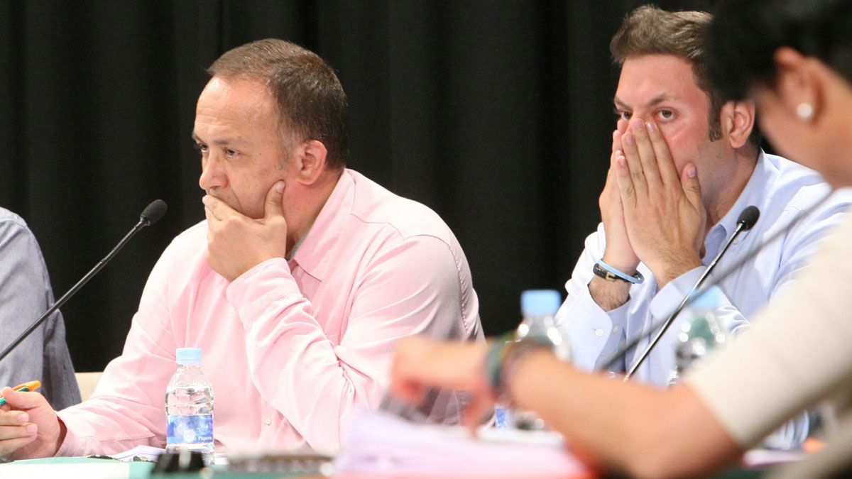 El presidente y vicepresidente del Consejo Comarcal del Bierzo, Gerardo Álvarez Courel e Iván Alonso, en el Pleno. | C. S. (ICAL)