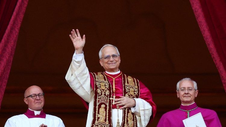 El nuevo Papa saluda a la Plaza de San Pedro desde el balcón.| VATICAN NEWS