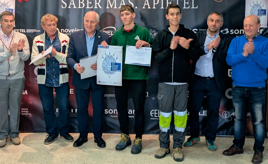 Vasyl Shuba recibiendo el premio como mejor instalador eléctrico joven de la provincia de León. | JAVIER PÉREZ