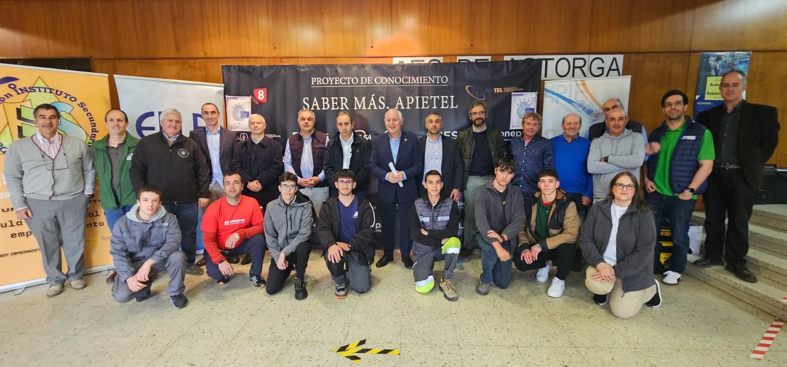 Foto de familia de los participantes con las autoridades y profesores al comienzo de la jornada. Foto de familia de los participantes con las autoridades y profesores al comienzo de la jornada.