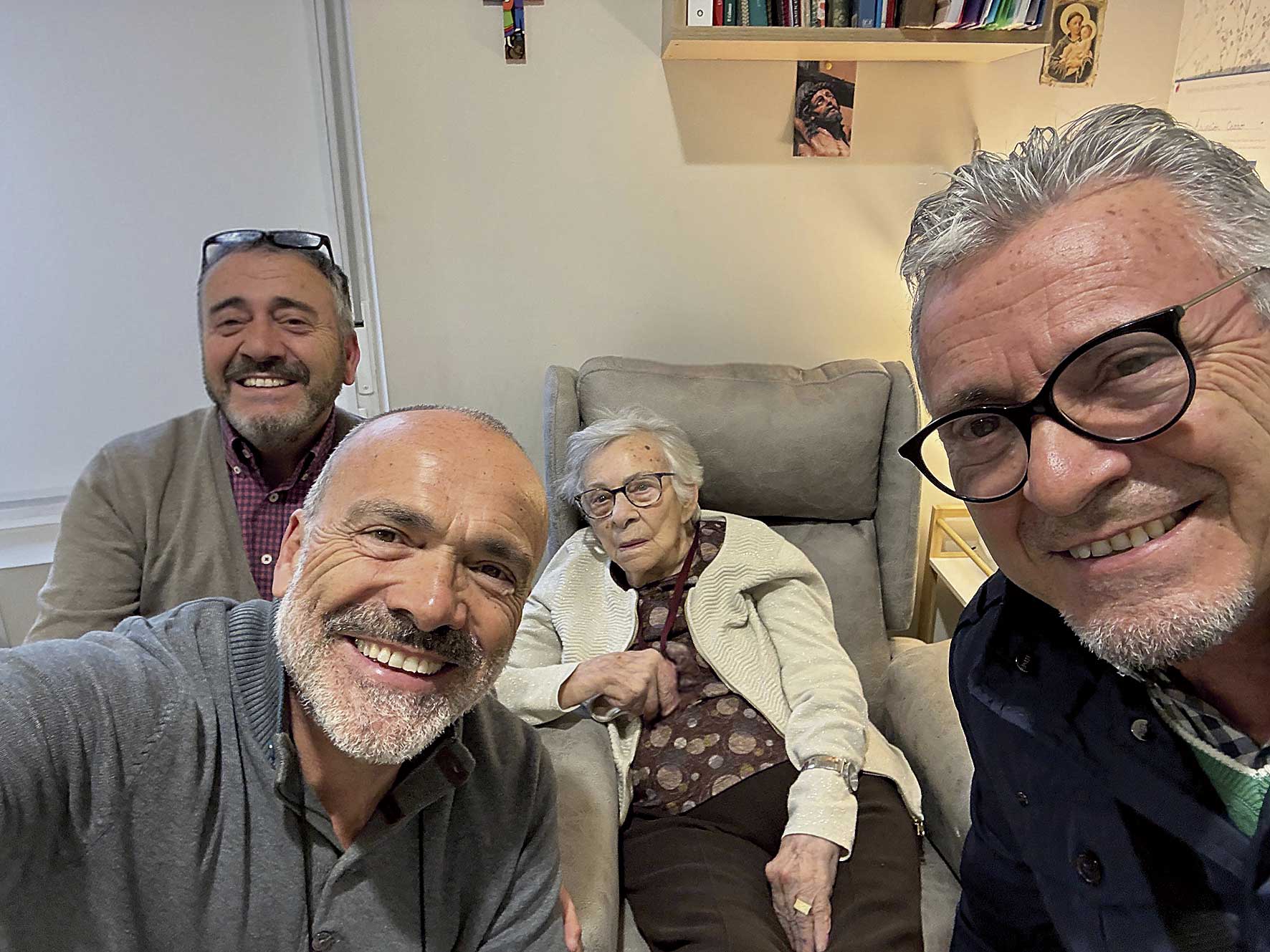 La nueva centenaria de la provincia de León, Chonita Carro, posando con sus hijos en un 'selfie'. | L.N.C.