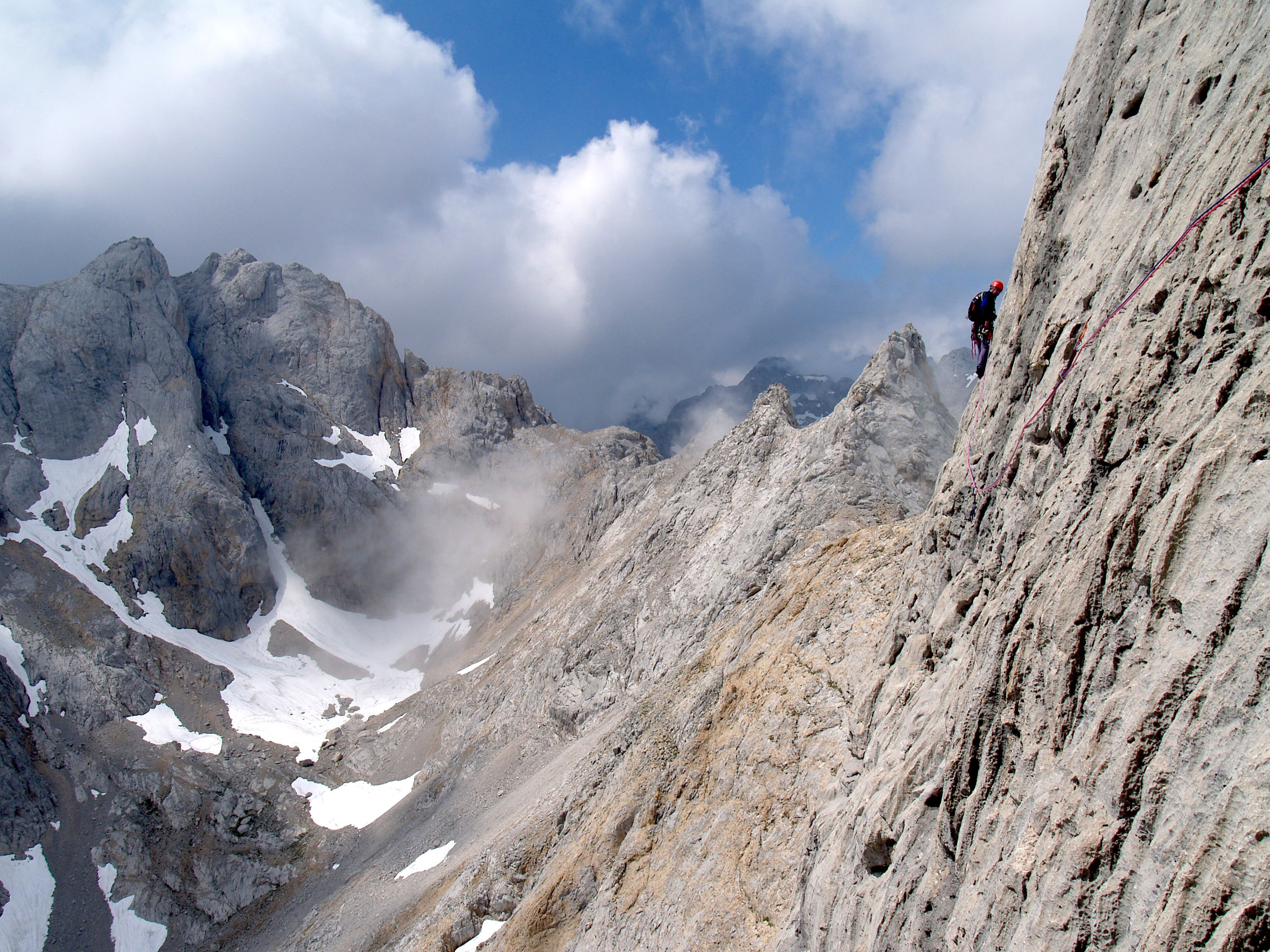 Imagen de la escalada del Naranjo presente en la exposición fotográfica enmarcada en las jornadas ‘León en primavera’.ISIDORO RODRÍGUEZ CUBILLAS Imagen de la escalada del Naranjo presente en la exposición fotográfica enmarcada en las jornadas ‘León en primavera’.ISIDORO RODRÍGUEZ CUBILLAS
