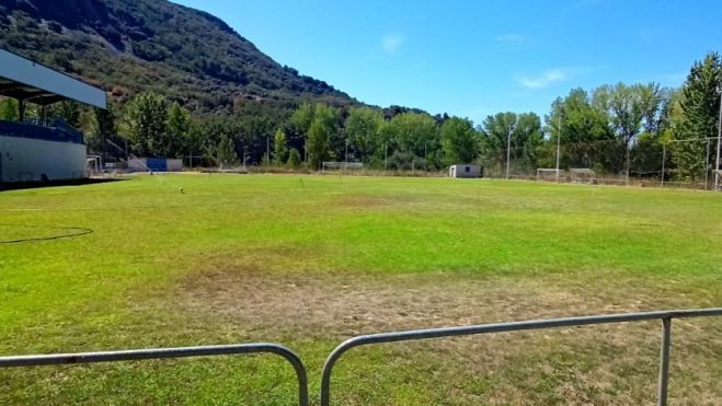 Campo de fútbol de césped natural de Flores del Sil. | Ayuntamiento de Ponferrada