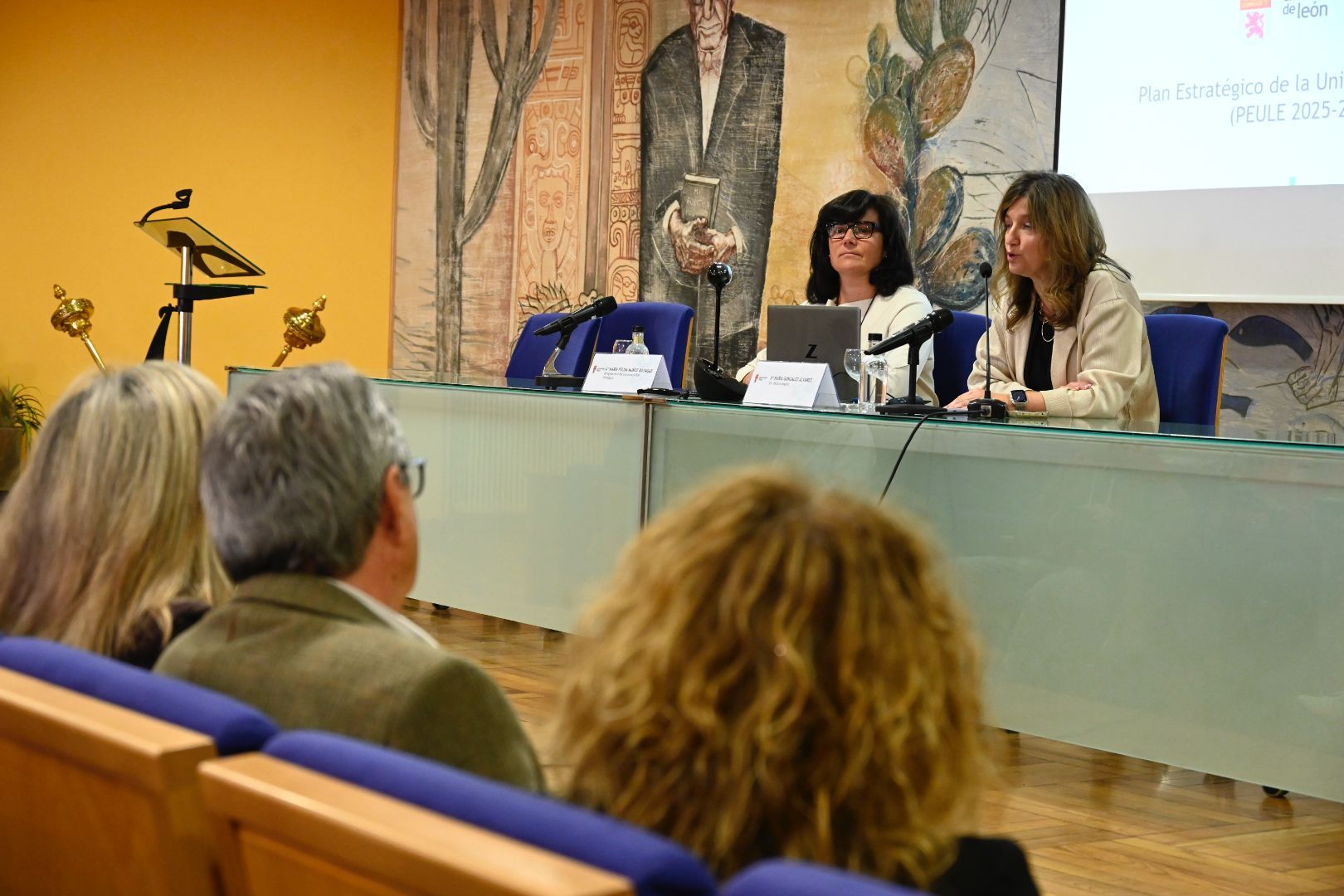 Nuria González y María Felisa Muñoz presentaron el Plan Estratégico de la ULE. | SAÚL ARÉN