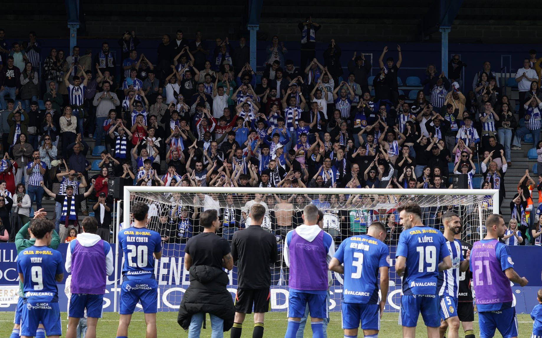 Momento del final del partido tras la victoria ante el Athletic B. PONFERRADINA