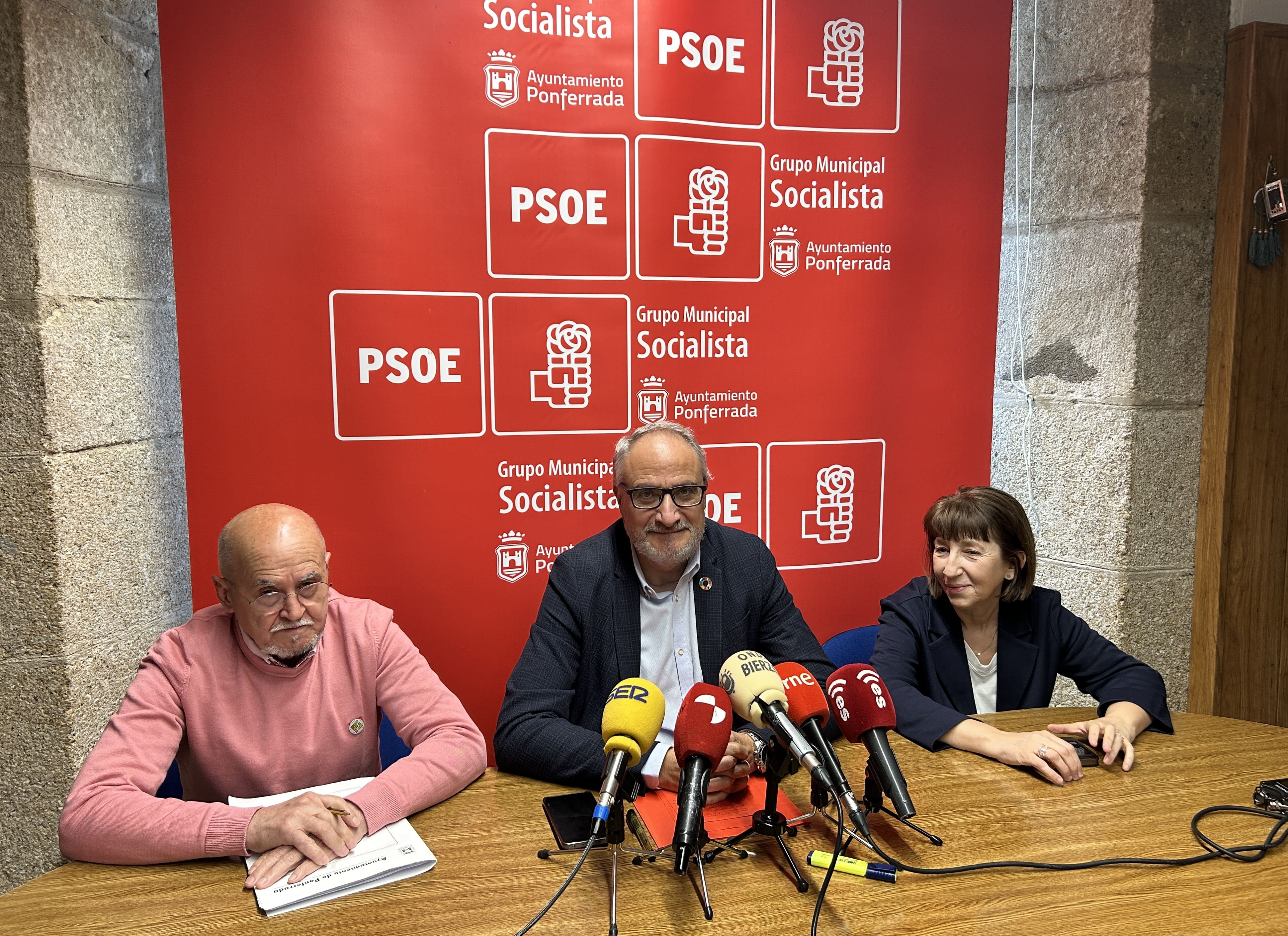 Equipo del PSOE de Ponferrada en una rueda de prensa.