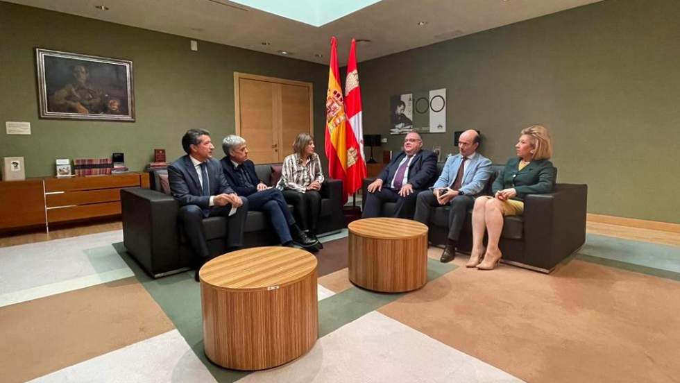 Reunión de Paula Conde con Alejandro Vázquez y otros miembros de la Junta. | L.N.C.