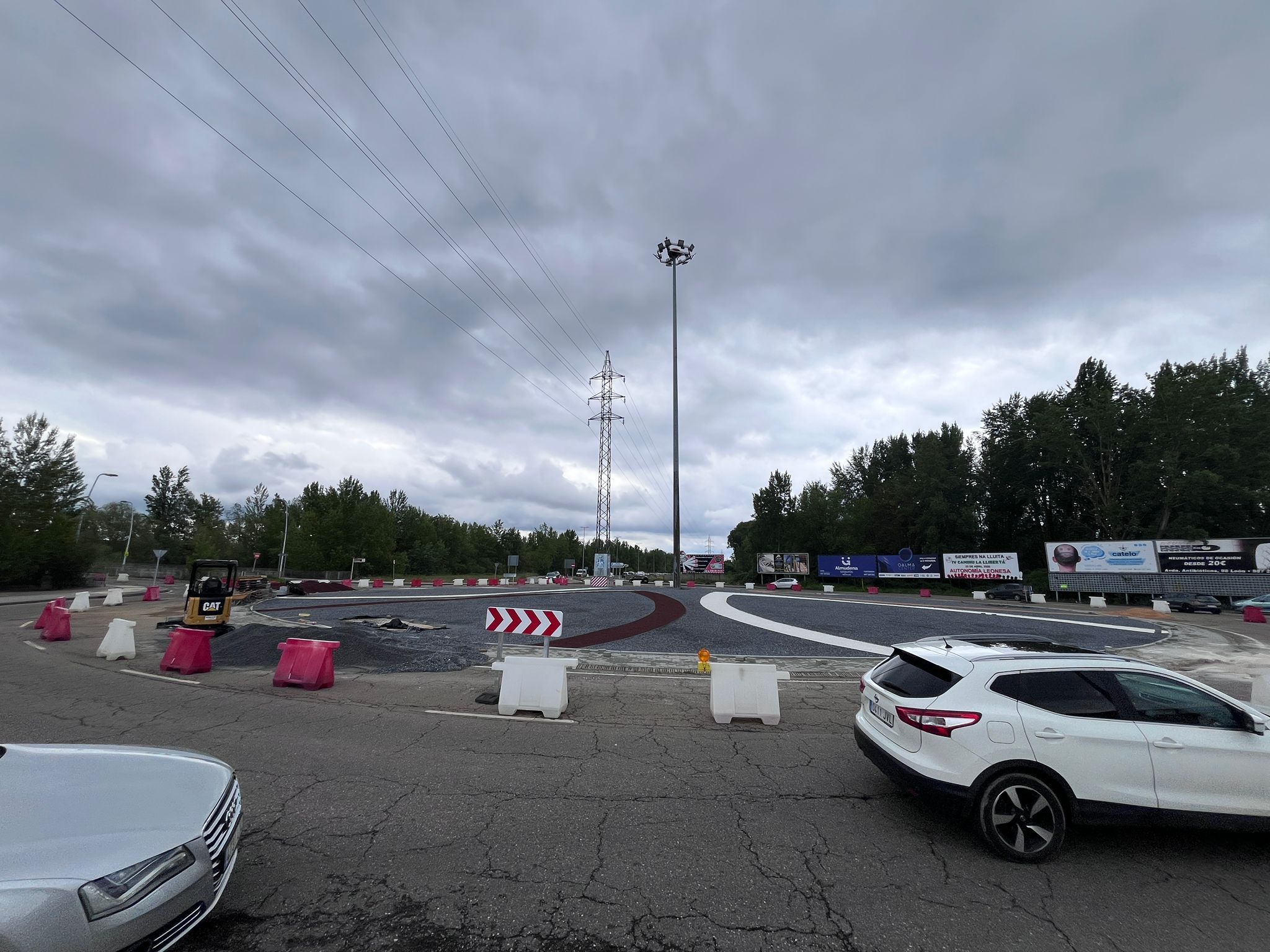 La rotonda de acceso a León desde la LE-30. | SAÚL ARÉN