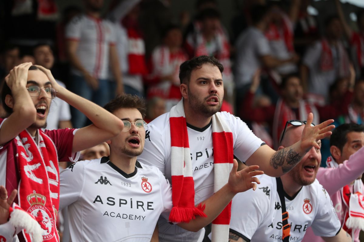 Imagen de la afición de la Cultural en el partido frente al Ourense. | LA REGIÓN