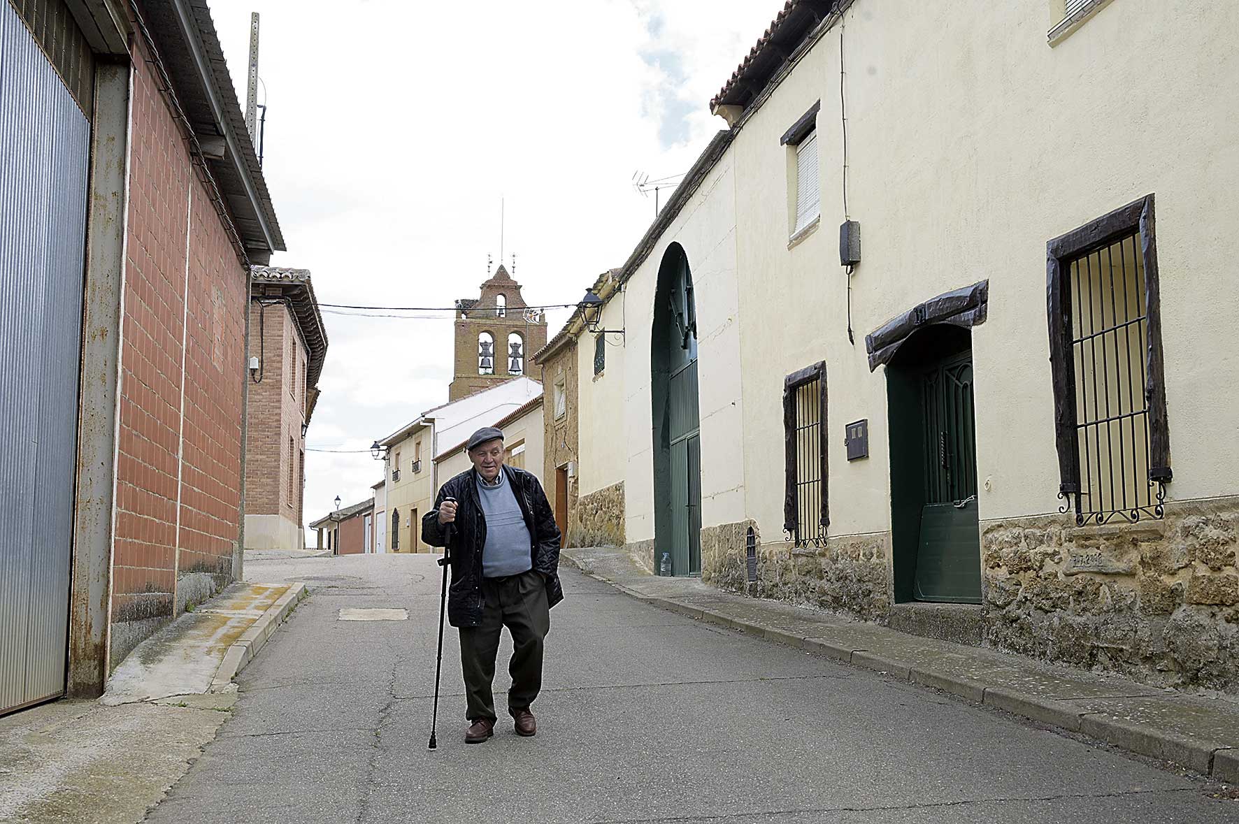 Julito García pasea por las calles de su pueblo, Roales de Campos, situado en un enclave en territorio leonés que pertenece a la provincia de Valladolid. | MAURICIO PEÑA