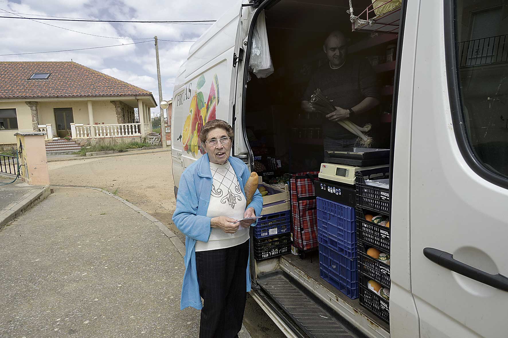 Teresa comprando a uno de los vendedores que les visitan desde Valderas. | MAURICIO PEÑA Teresa comprando a uno de los vendedores que les visitan desde Valderas. | MAURICIO PEÑA