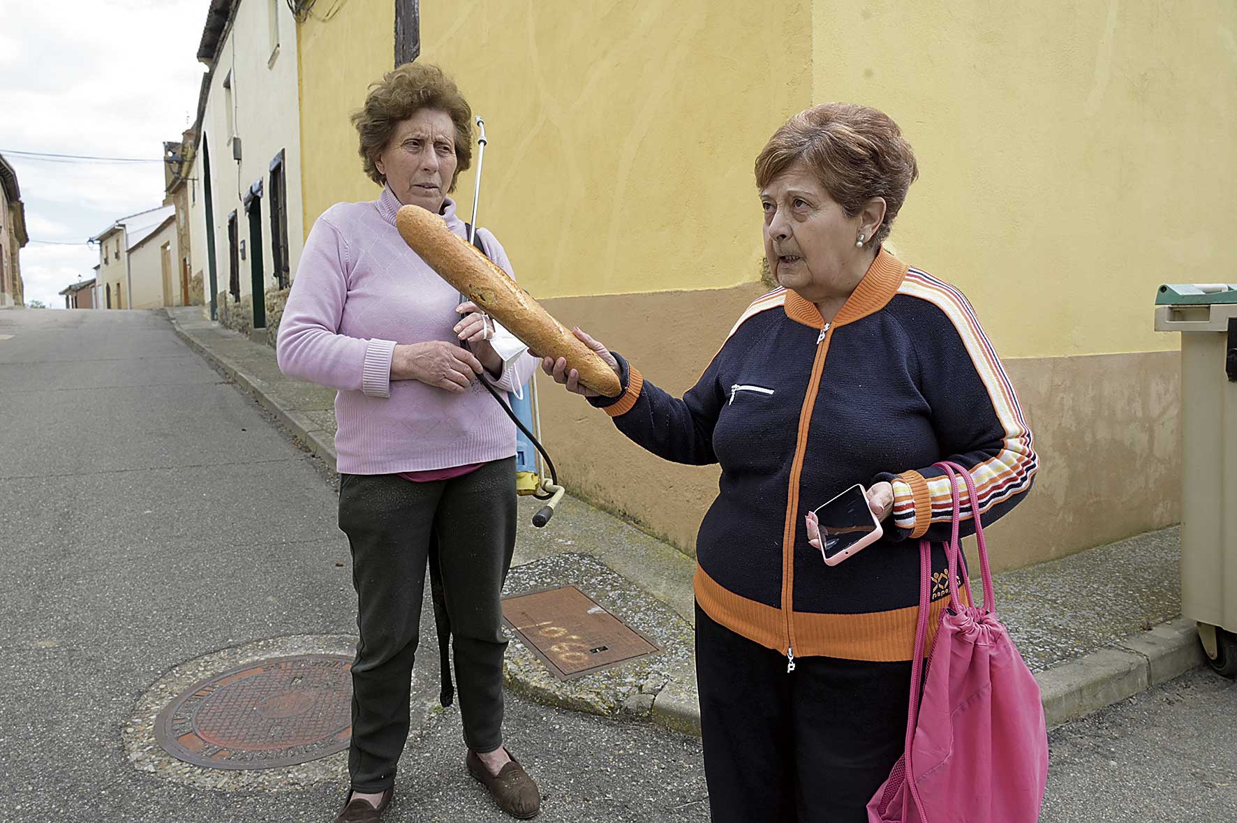 Anselma y Celia, que acaba de comprar el pan, explican su sentimiento de pertenencia a Valladolid. | MAURICIO PEÑA Anselma y Celia, que acaba de comprar el pan, explican su sentimiento de pertenencia a Valladolid. | MAURICIO PEÑA