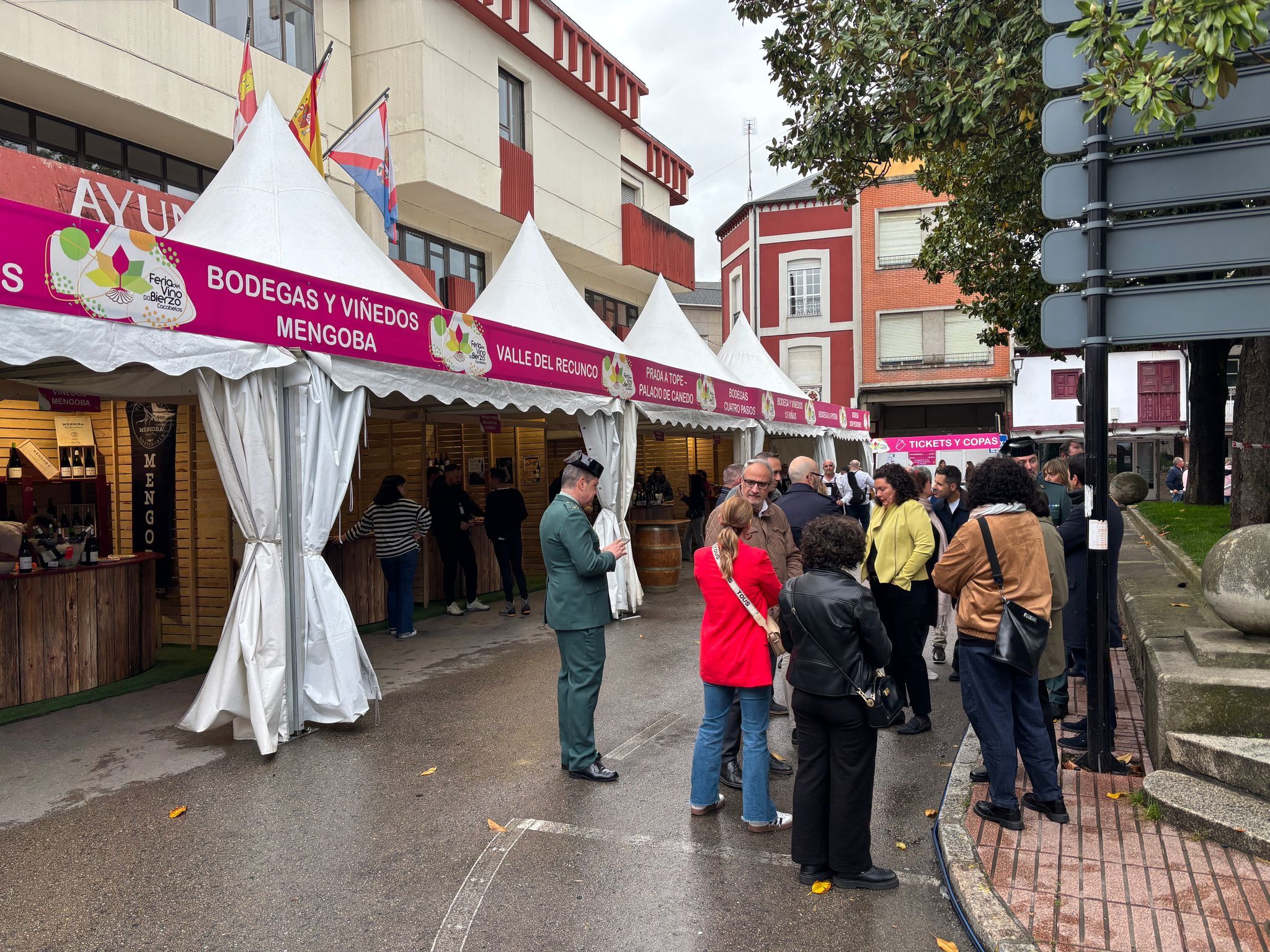 Inauguración de la Feria del Vino de Cacabelos. | JAVIER FERNÁNDEZ Inauguración de la Feria del Vino de Cacabelos. | JAVIER FERNÁNDEZ
