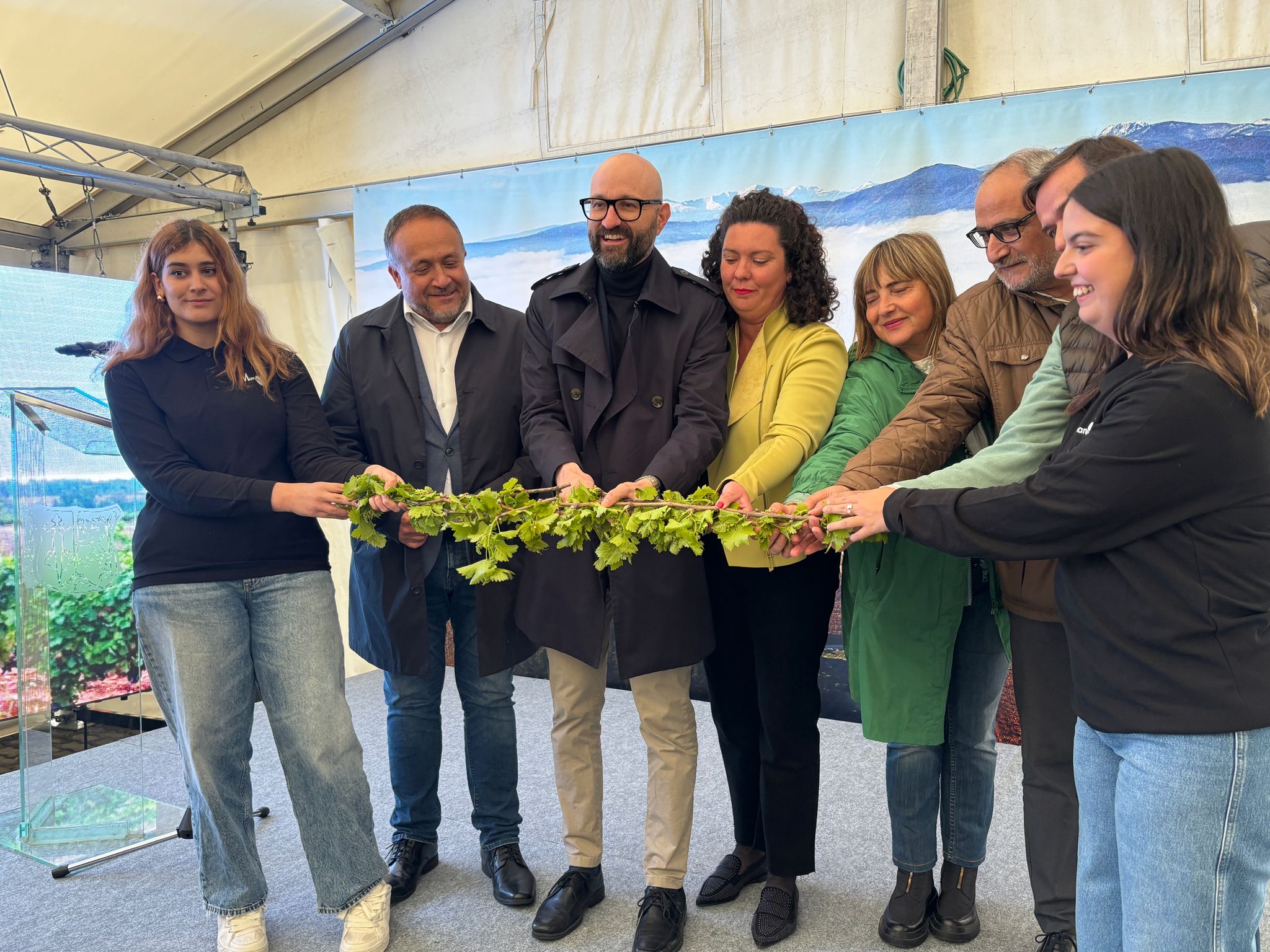 Inauguración de la Feria del Vino de Cacabelos. | JAVIER FERNÁNDEZ Inauguración de la Feria del Vino de Cacabelos. | JAVIER FERNÁNDEZ