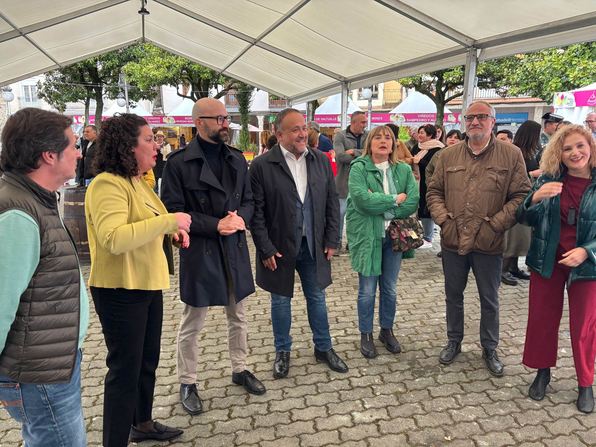 Inauguración de la Feria del Vino de Cacabelos. | JAVIER FERNÁNDEZ Inauguración de la Feria del Vino de Cacabelos. | JAVIER FERNÁNDEZ