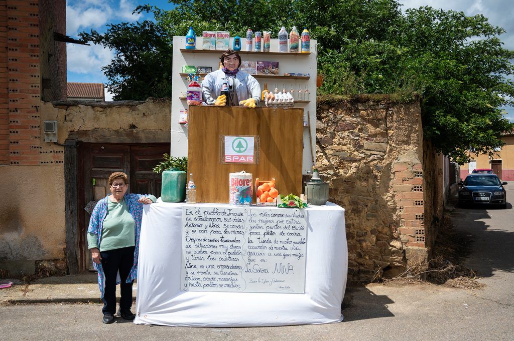Mayo en homenaje a la señora Nina, una mítica tendera de la localidad. | ANTONIO DE LA FUENTE
