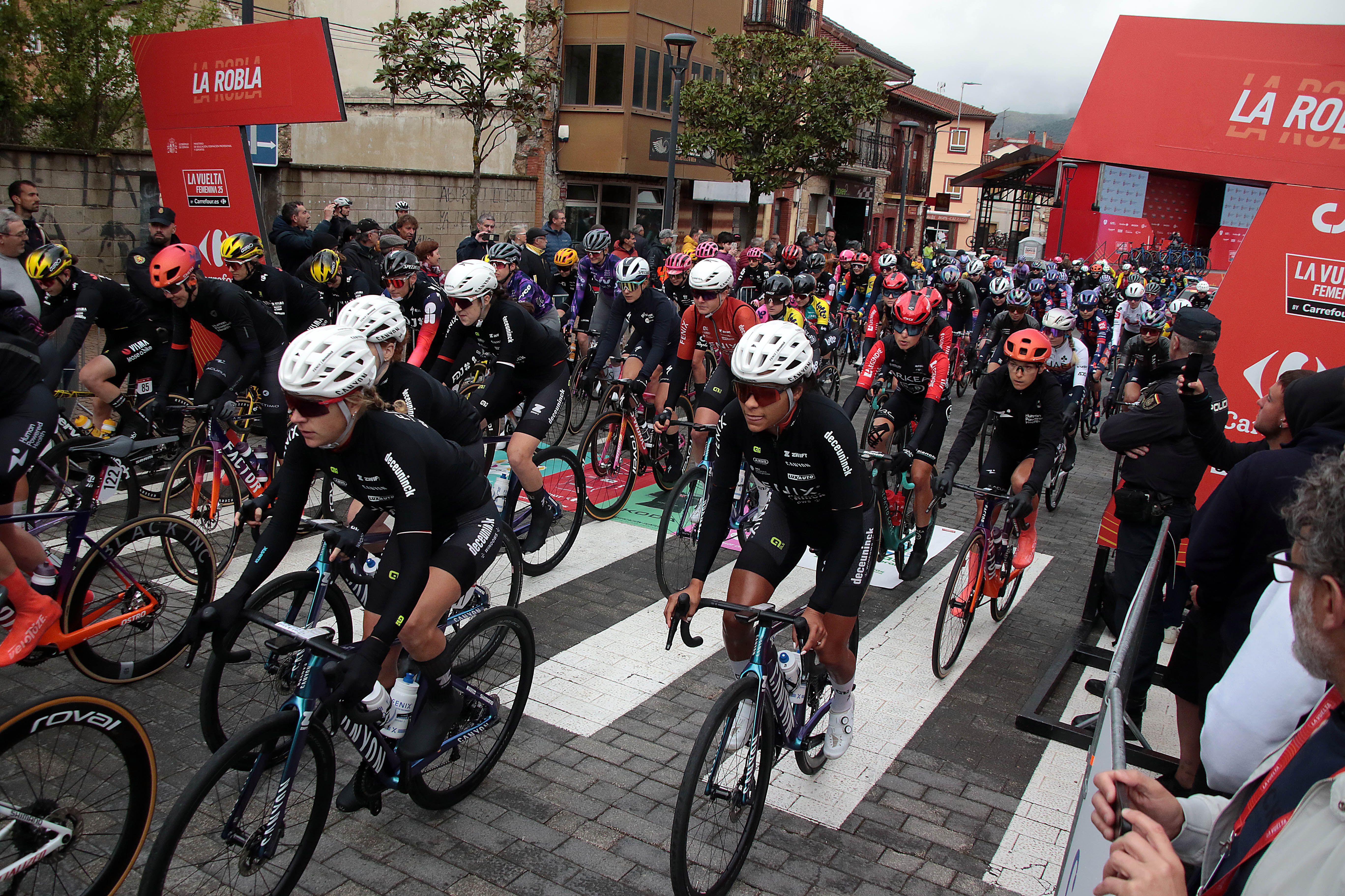 Salida de la séptima etapa de la Vuelta Femenina by Carrefour desde La Robla. | PEIO GARCÍA (ICAL)