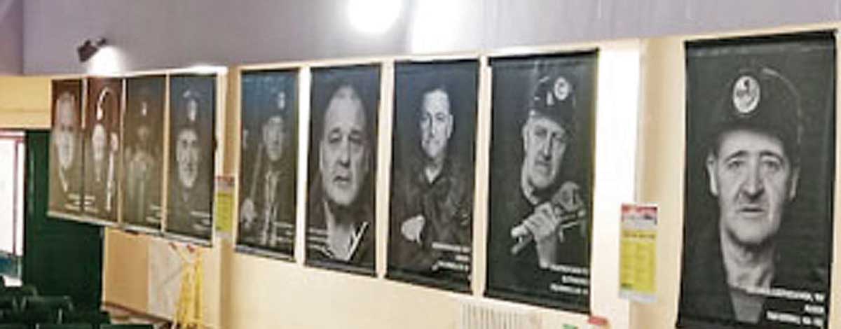 Los retratos de los antiguos mineros que aún viven en la comarca presidieron todos los actos de la XXXIX semana cultural. | CARLOS GARCÍA 'KUBALA' Los retratos de los antiguos mineros que aún viven en la comarca presidieron todos los actos de la XXXIX semana cultural. | CARLOS GARCÍA 'KUBALA'