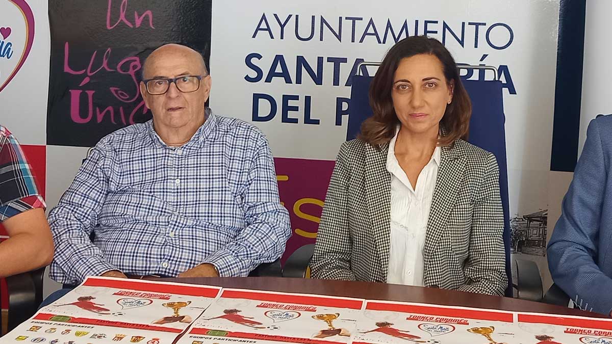 Julio Tolón junto a la alcaldesa de Santa María del Páramo, Alicia Gallego. | L.N.C.