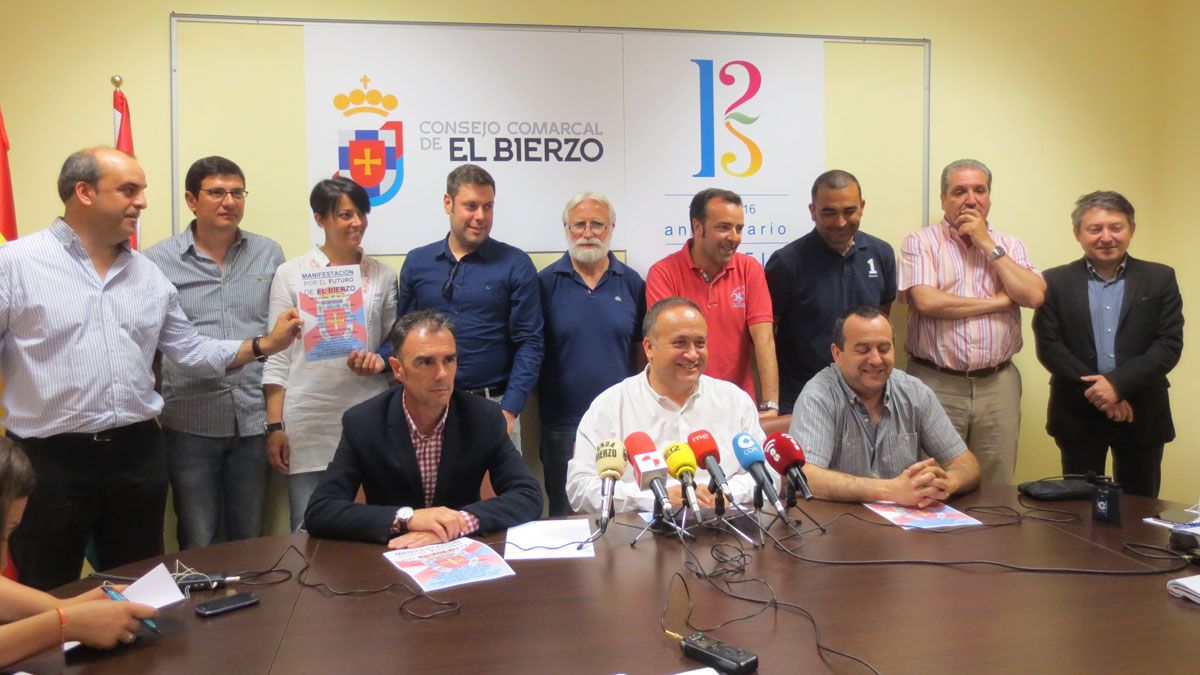 Representantes políticos, empresariales y sindicales, en la presentación de la manifestación. | L.N.C.