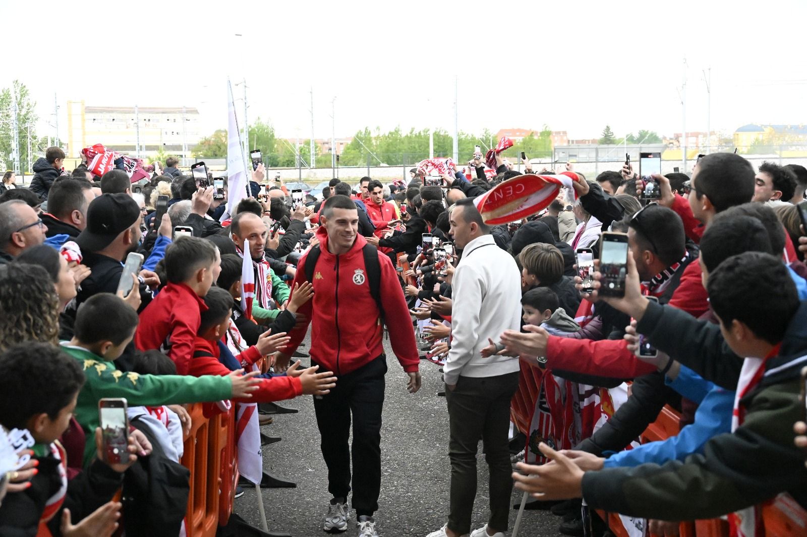 Recibimiento a los jugadores de la Cultural. | SAÚL ARÉN Recibimiento a los jugadores de la Cultural. | SAÚL ARÉN