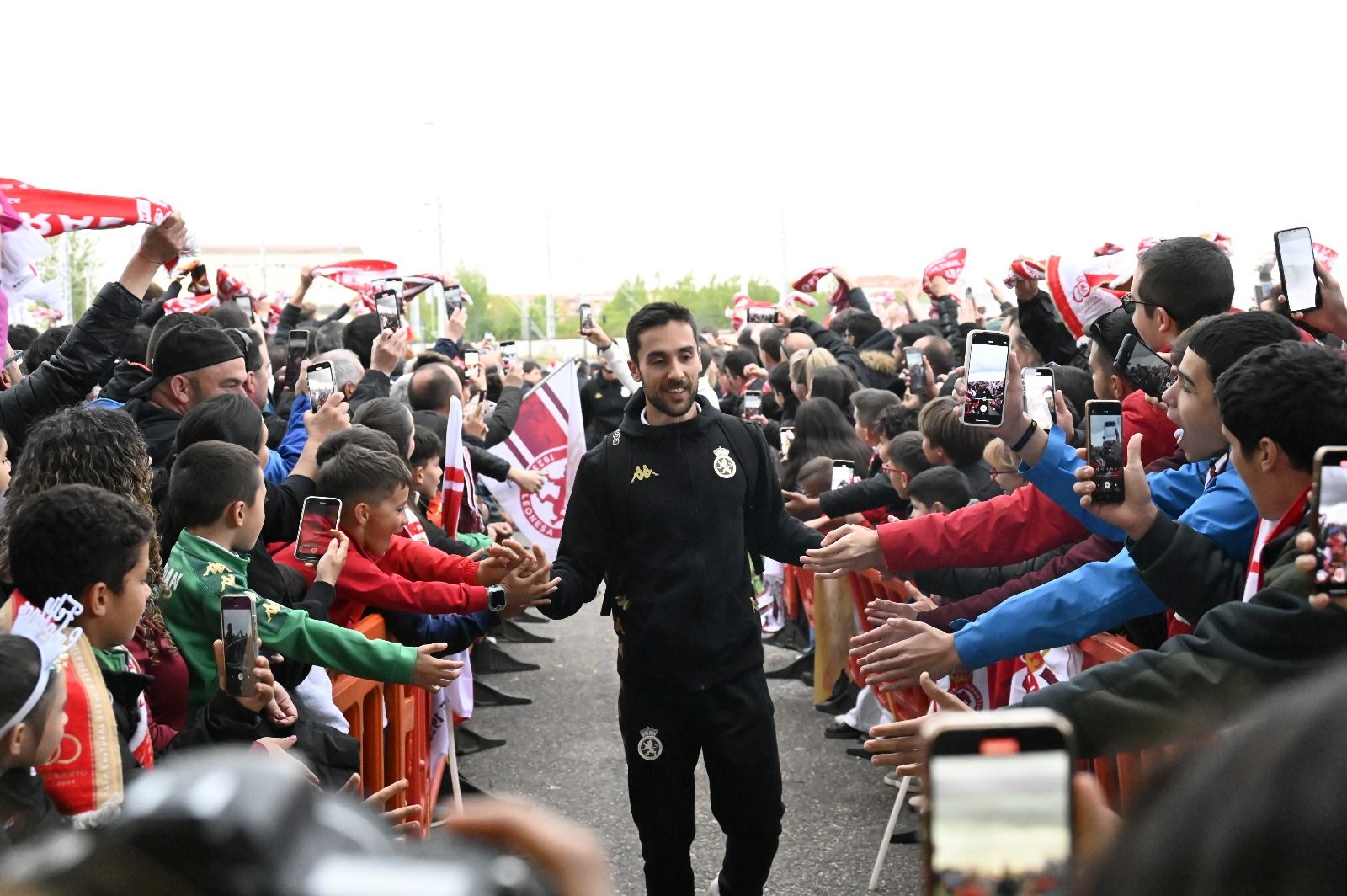 Recibimiento a los jugadores de la Cultural. | SAÚL ARÉN Recibimiento a los jugadores de la Cultural. | SAÚL ARÉN