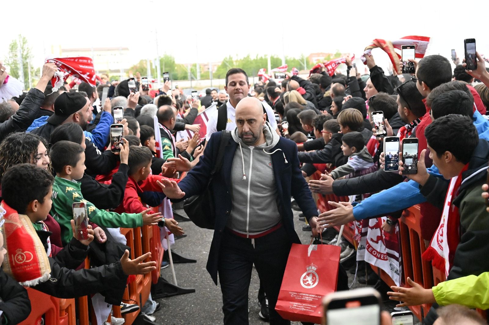 Recibimiento a los jugadores de la Cultural. | SAÚL ARÉN Recibimiento a los jugadores de la Cultural. | SAÚL ARÉN