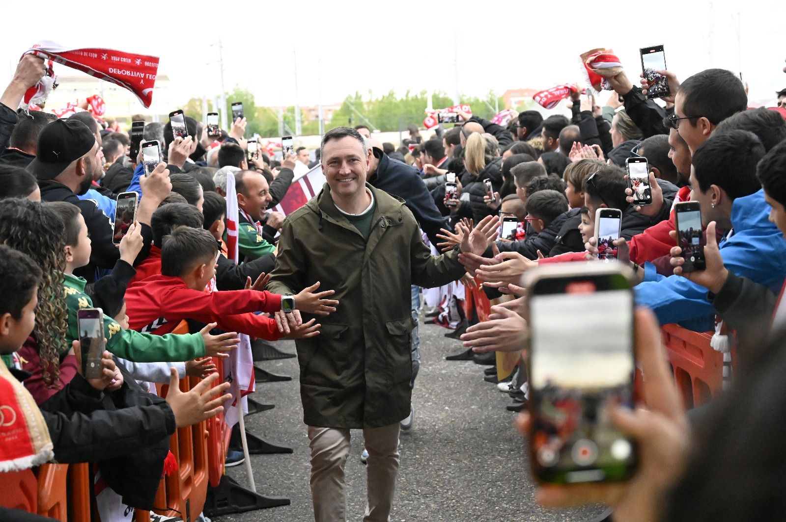 Recibimiento a los jugadores de la Cultural. | SAÚL ARÉN Recibimiento a los jugadores de la Cultural. | SAÚL ARÉN