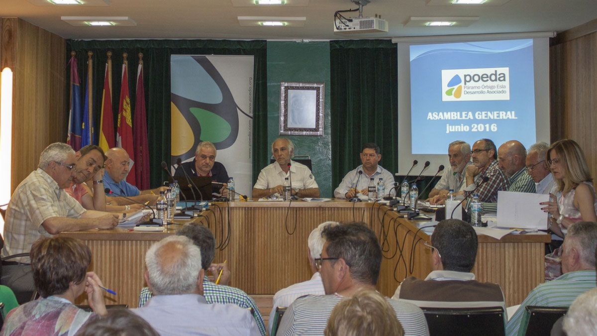 La Junta Directiva de Poeda durante la Asamblea General celebrada ayer en Santa María del Páramo. | T. GIGANTO