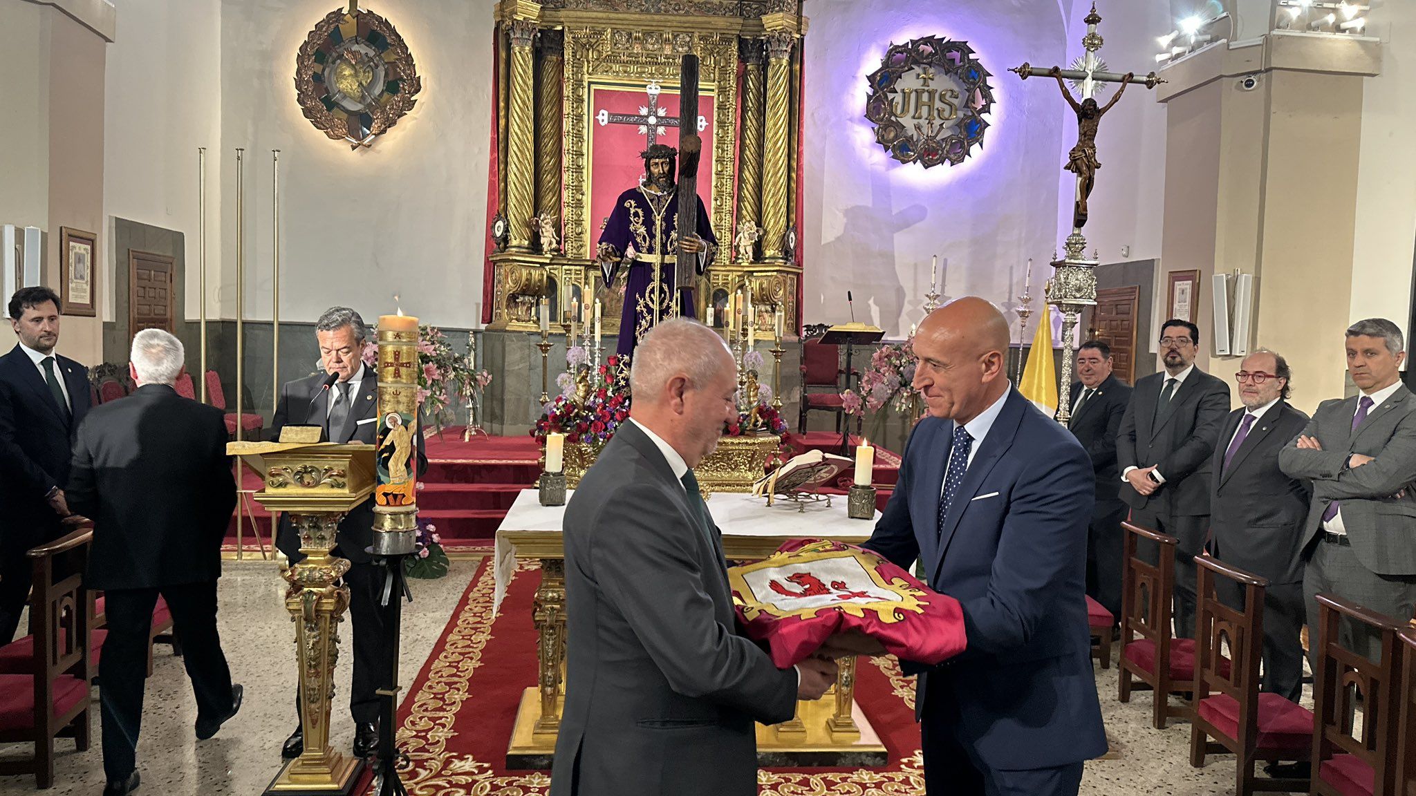 Entrega de la bandera de León durante uno de los actos de despedida. | @LEONAYTO