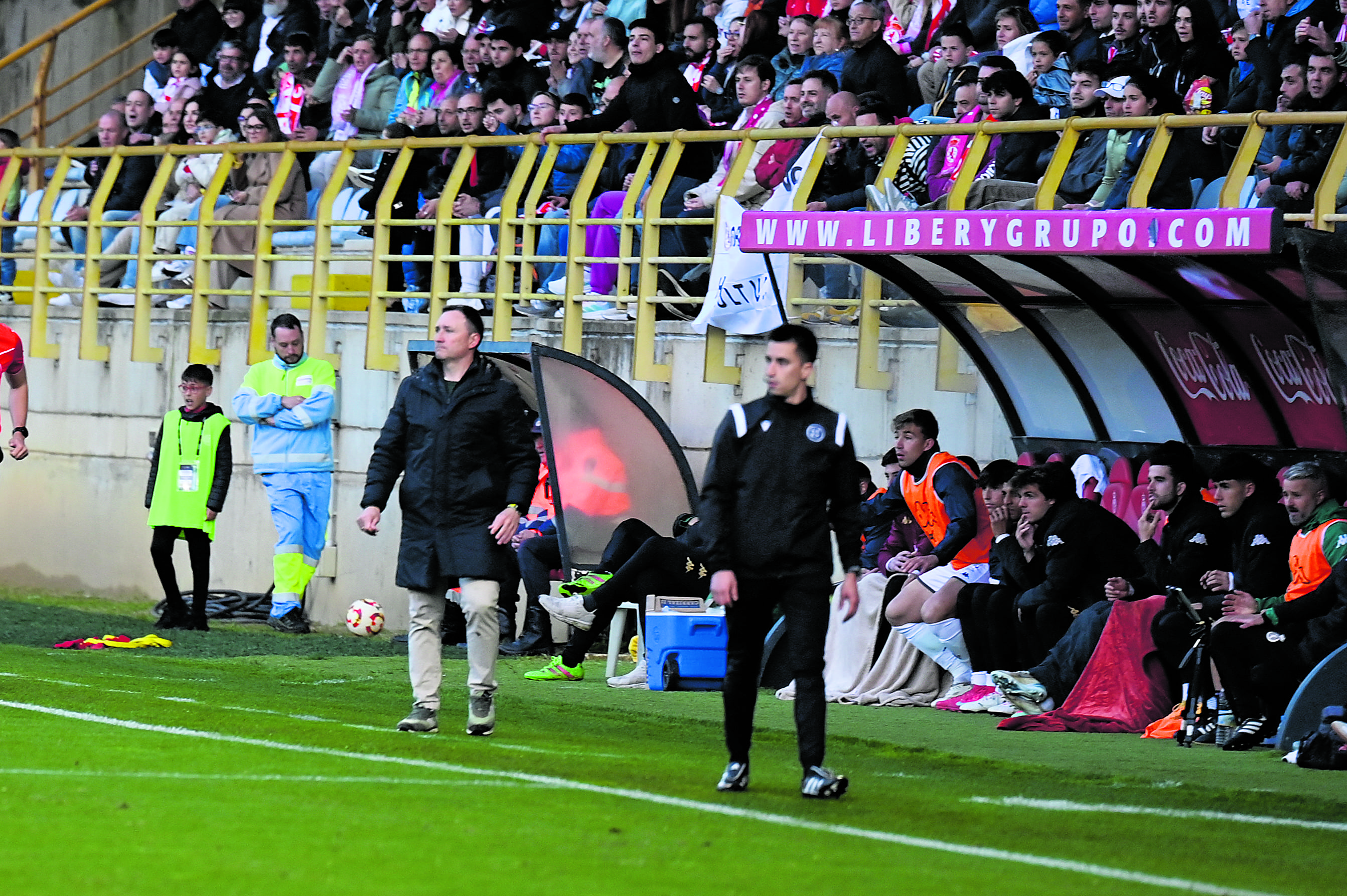 Uno de los momentos del partido desde el banquillo. SAÚL ARÉN