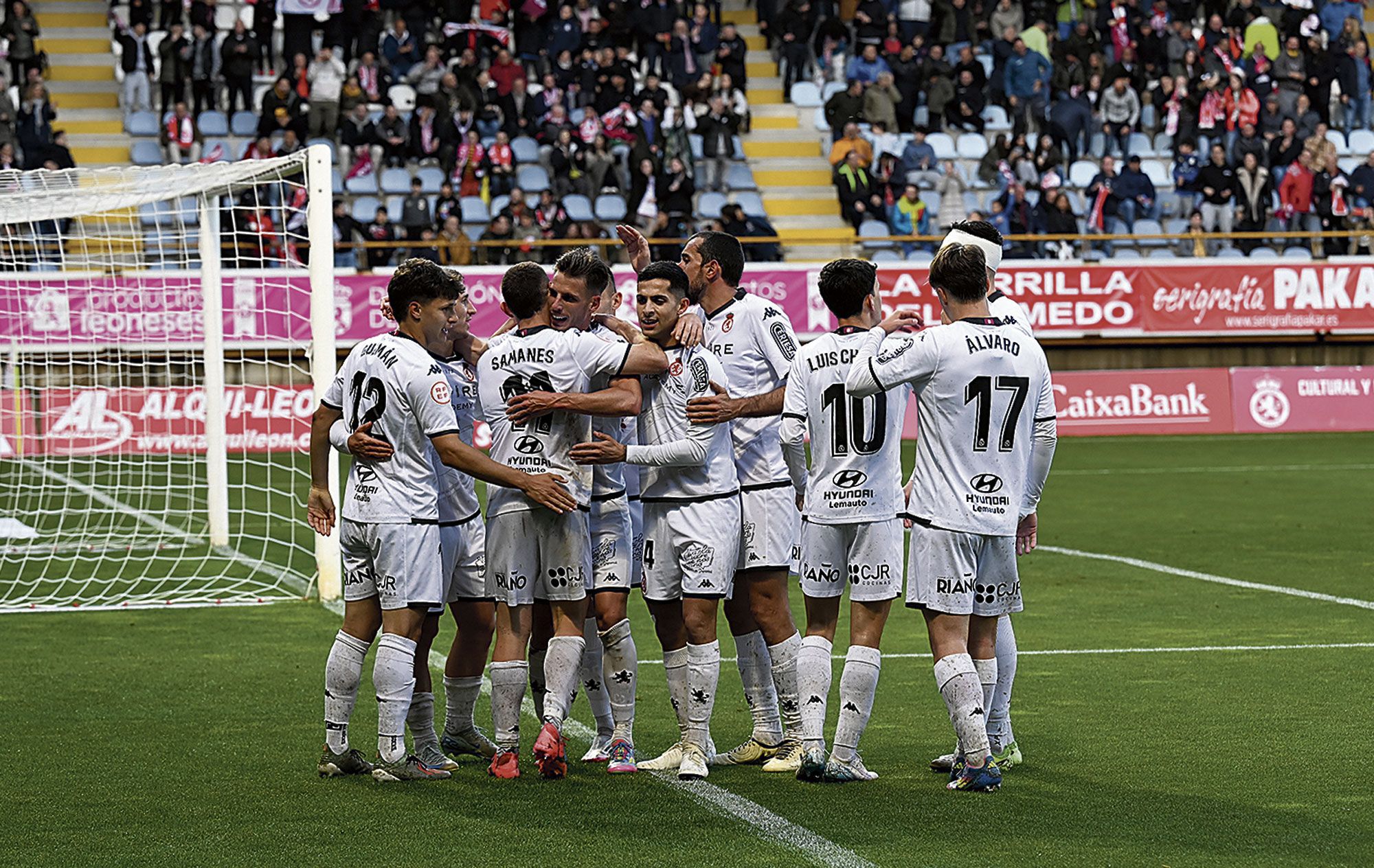 La Cultural festeja el 1-0 ante el Barakaldo. | SAÚL ARÉN