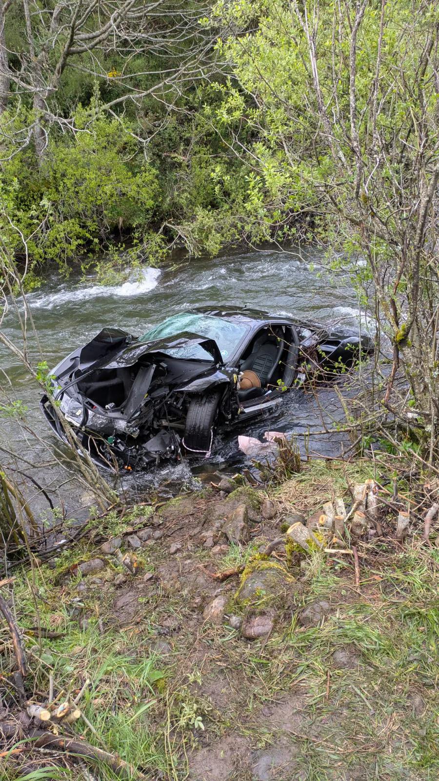 Estado en el que quedó el Ferrari en el río Yuso. | DIPUTACIÓN DE LEÓN
