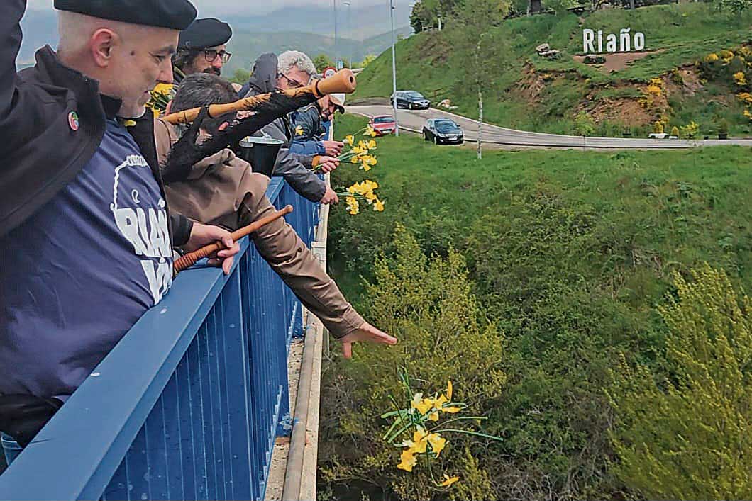 Los participantes en la fiesta recogieron los capilotes antes de tirarlos al pantano. | L.N.C.