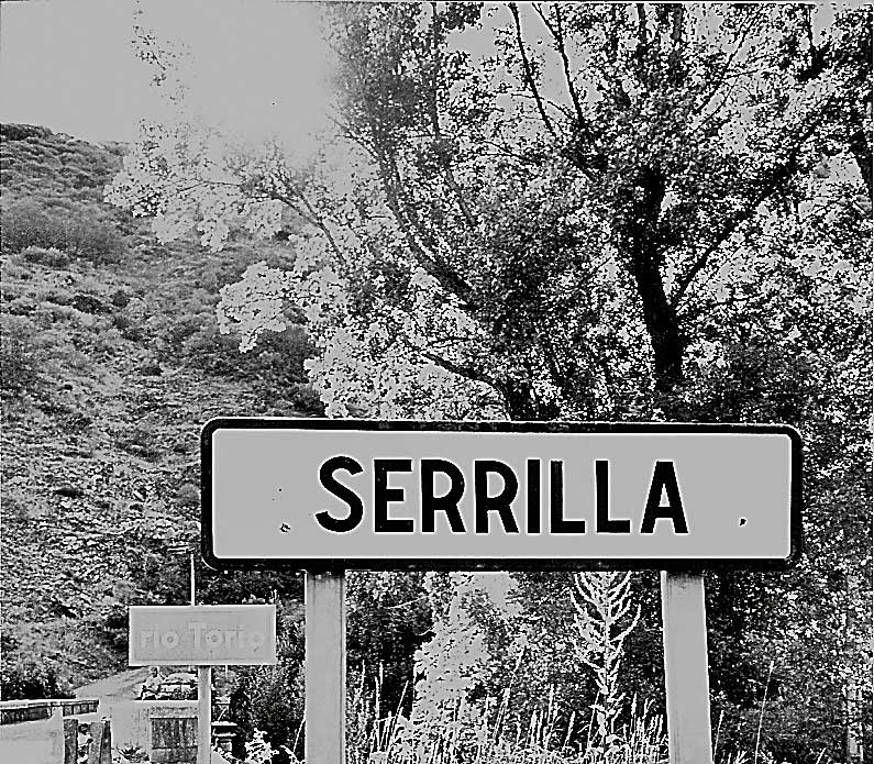 Las viejas fotografías demuestran que en tiempos existieron carteles que anunciaban Serrilla. | L.N.C.
