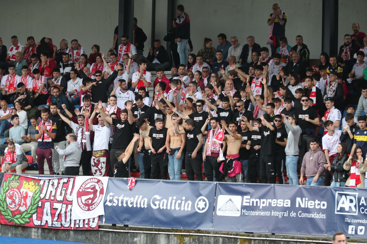 Imagen de la afición de la Cultural en las gradas de Ourense. | LA REGIÓN