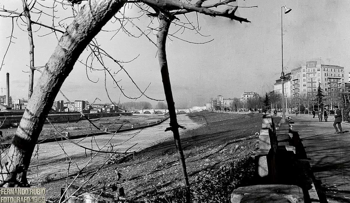 El mismo río, diferentes aguas, la misma ciudad y una estampa en la que es inevitable ver el paso de medio siglo desde la fotografía. | FERNANDO RUBIO