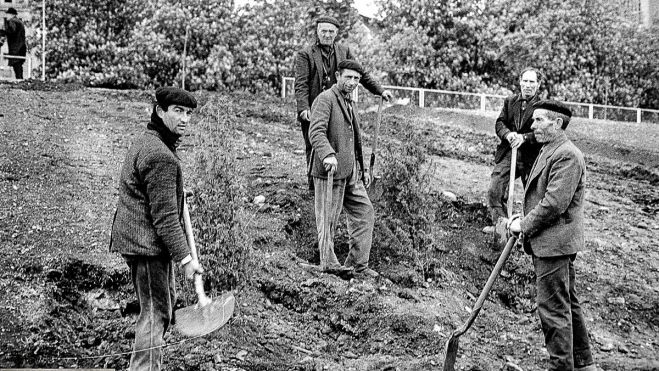 "La vestimenta de los jardineros, las actitudes y las herramientas son absolutamente diferentes a las actuales; aún eran trabajadores de pico y pala". | FERNANDO RUBIO "La vestimenta de los jardineros, las actitudes y las herramientas son absolutamente diferentes a las actuales; aún eran trabajadores de pico y pala". | FERNANDO RUBIO