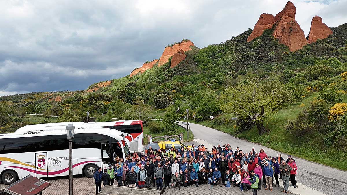 Los asistentes, desplazados en su mayor parte en autobuses de Diputación, posan ante el erspectacular paisaje de las Médulas. | J.F. LOZANO Los asistentes, desplazados en su mayor parte en autobuses de Diputación, posan ante el erspectacular paisaje de las Médulas. | J.F. LOZANO