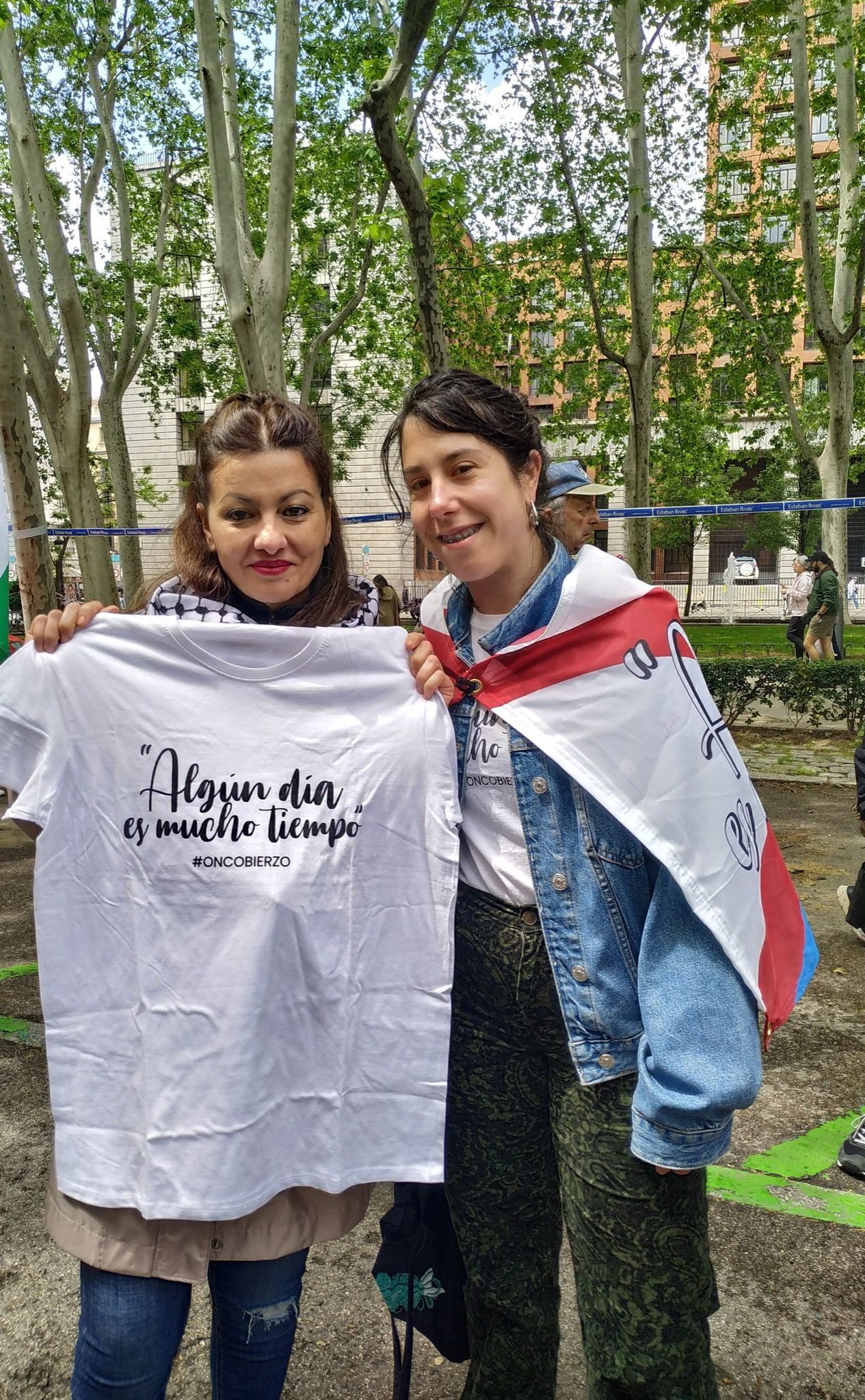 Sira Rego recibiendo la camiseta de Oncobierzo de manos de Tamara Lamas. 