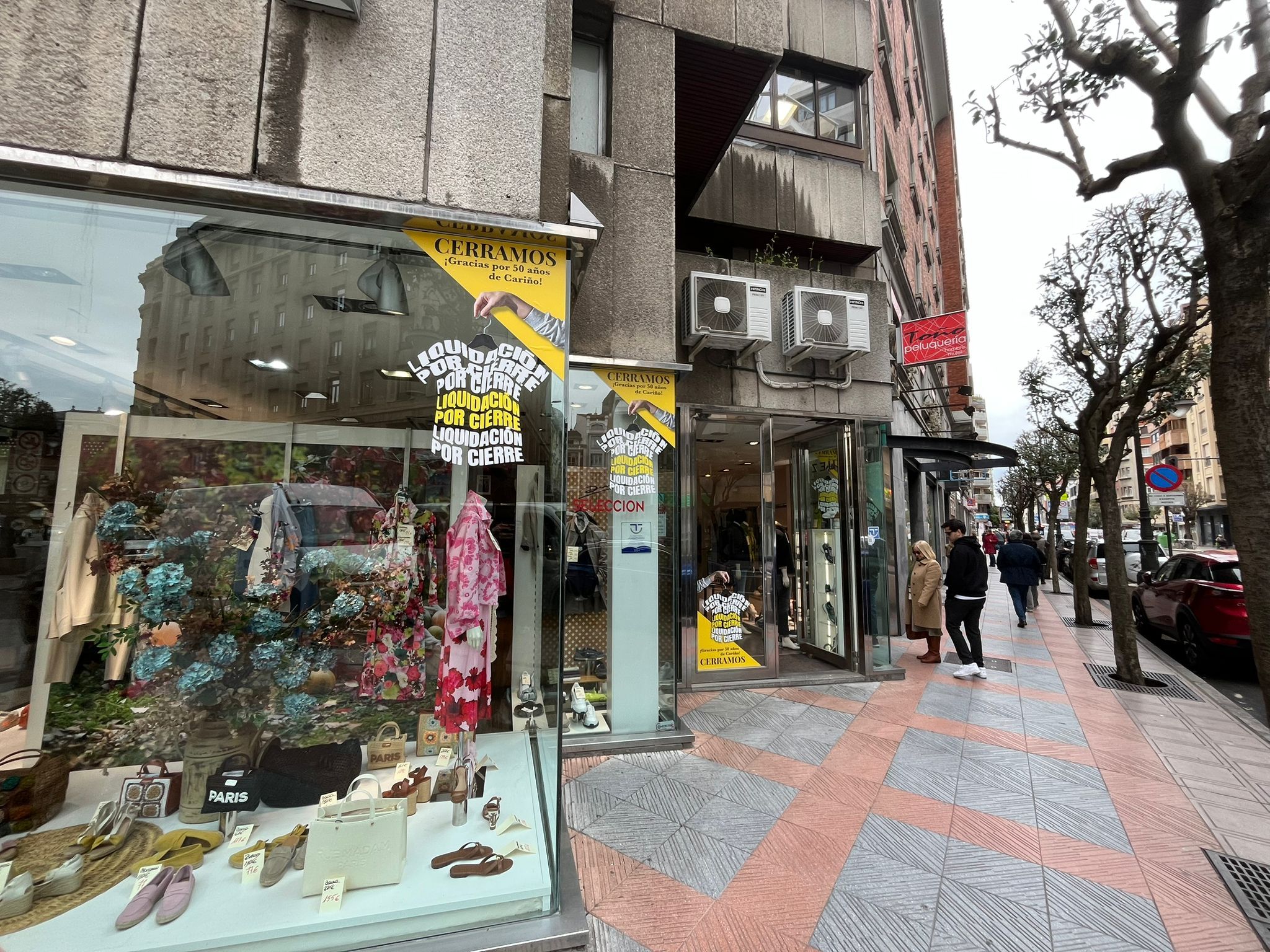 La tienda de Diéguez y los carteles que anuncian su cierre | D.P.C.