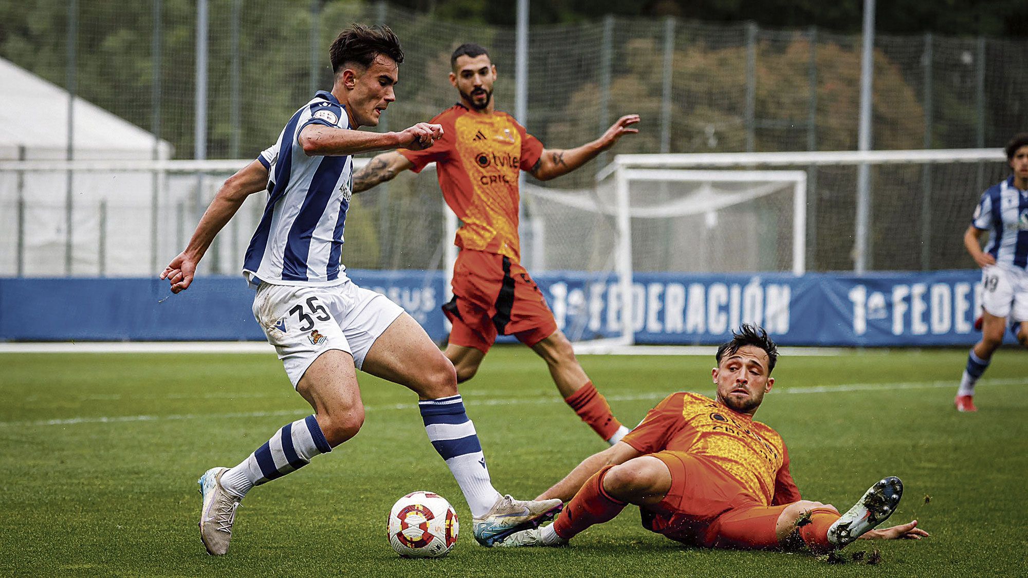 El central de la Deportiva, Sibille, intenta cortar un avance de la Real Sociedad B. | REAL SOCIEDAD 