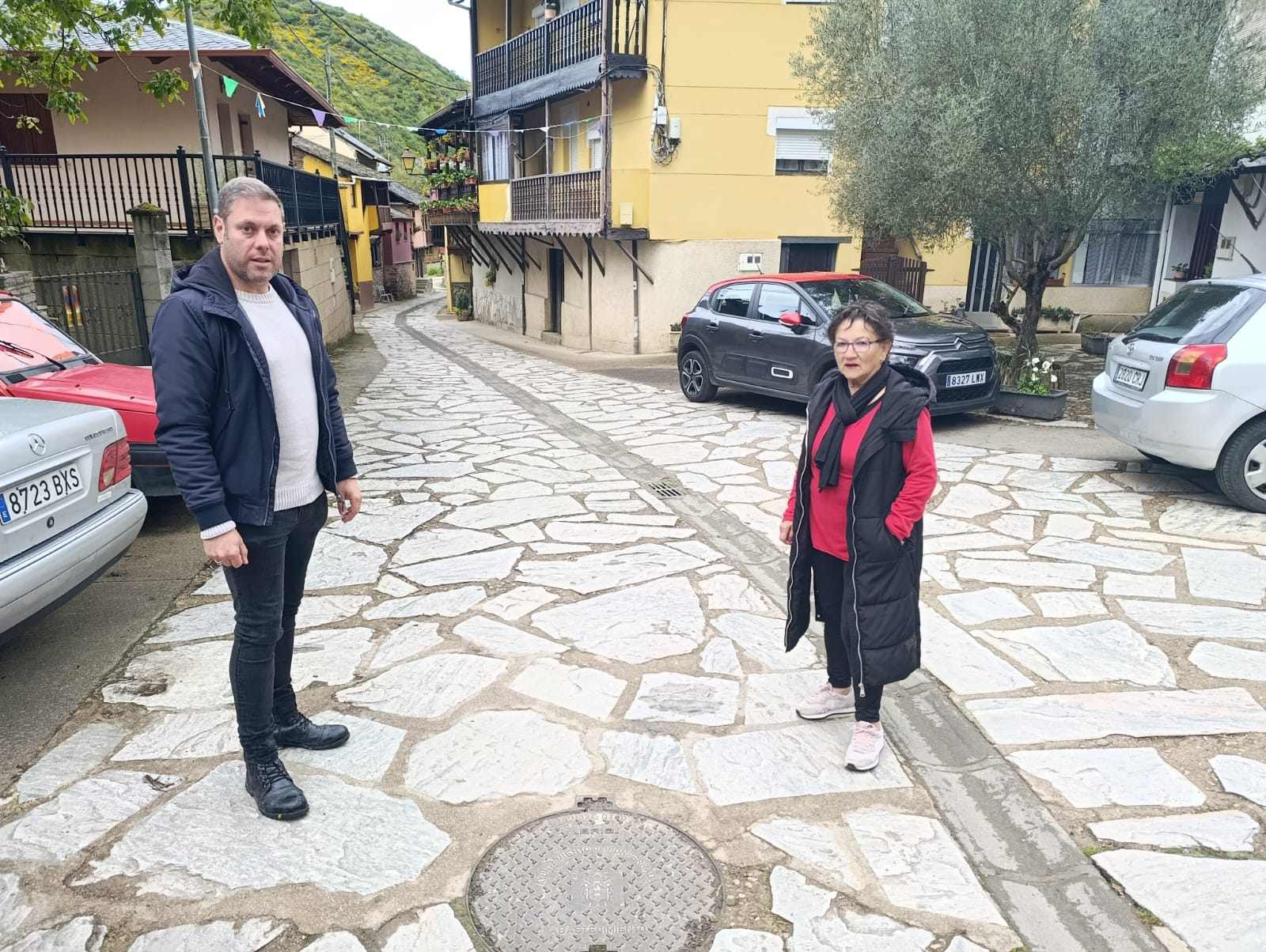 Calle Real de Valdecañada en su estreno, con el concejal Iván Alonso y alcaldesa de Barrio, Joaquina Fernández.