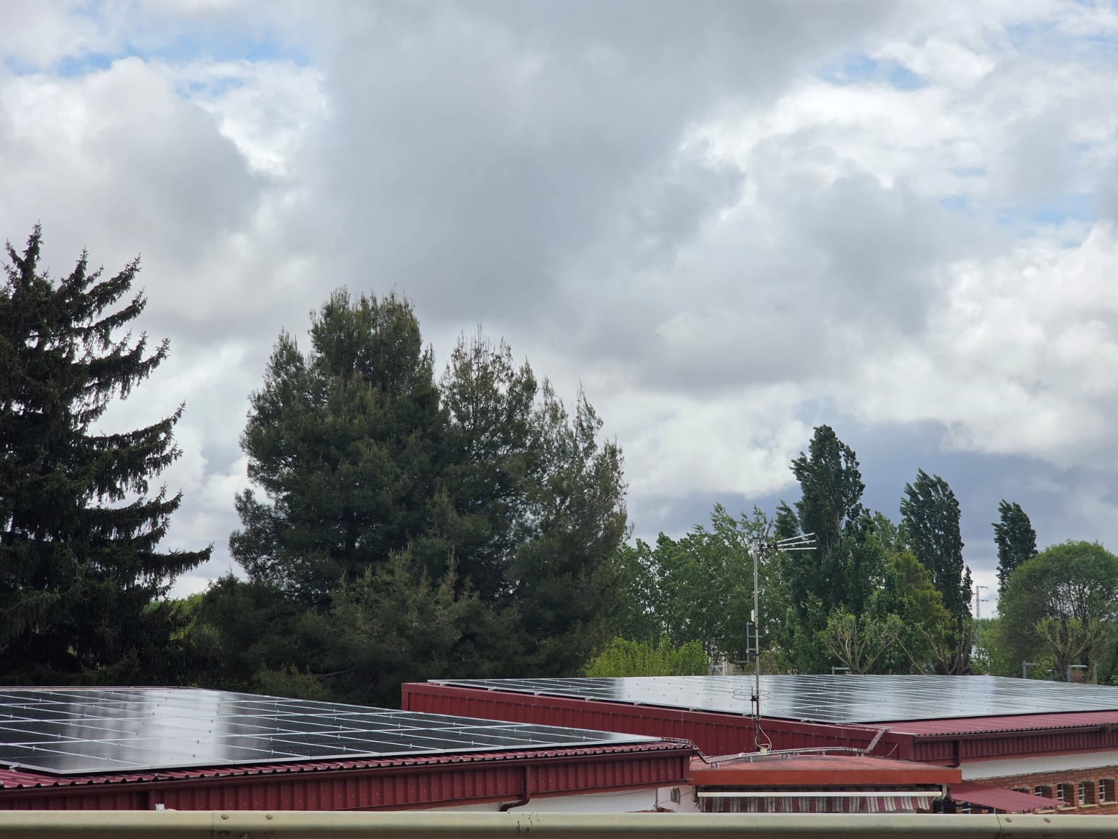 Nuevas placas solares instaladas en las piscinas municipales. | L.N.C. Nuevas placas solares instaladas en las piscinas municipales. | L.N.C.