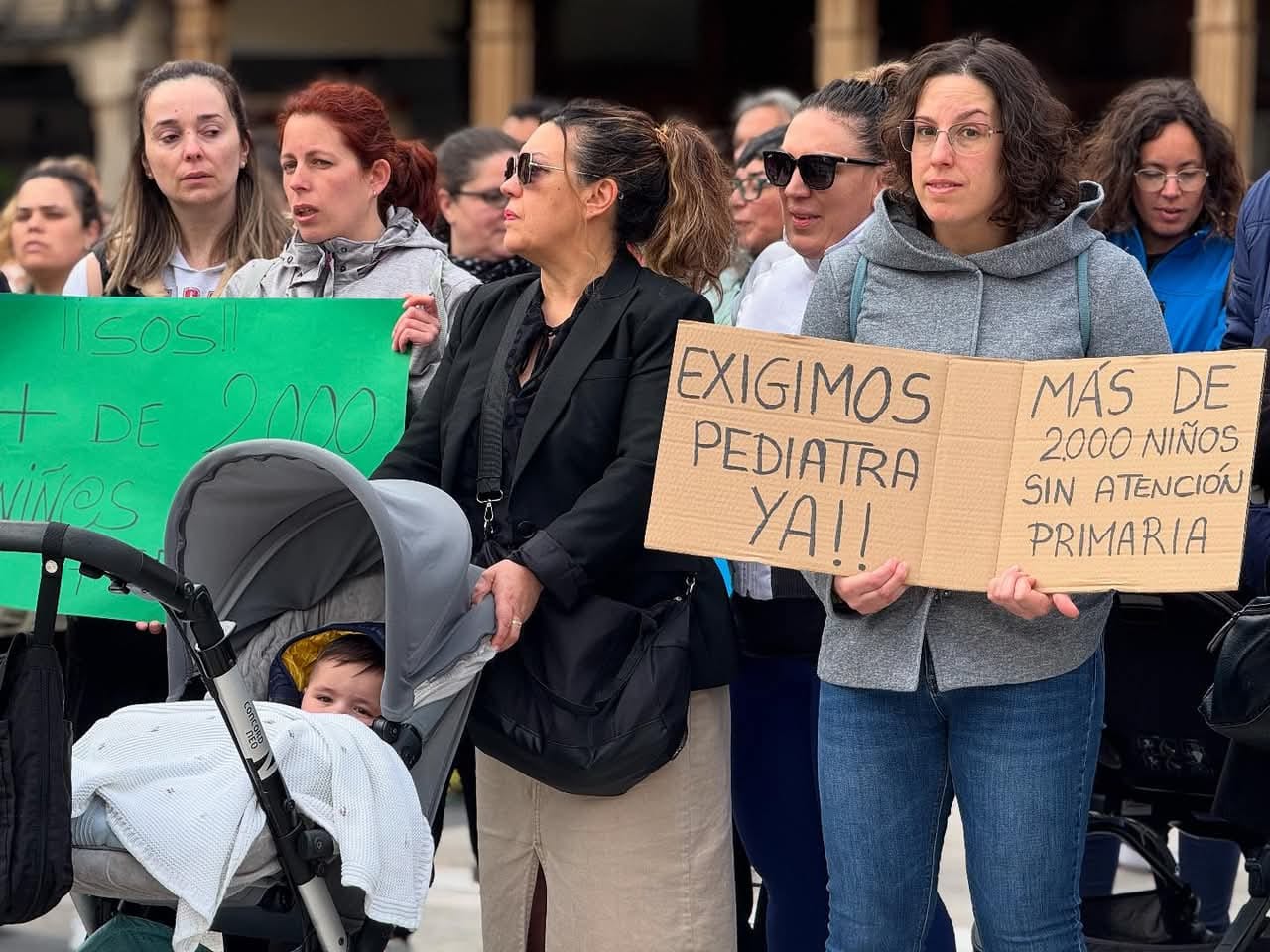 Una de las protestas realizadas en la plaza Mayor de La Bañeza por las madres afectadas. | L.N.C.
