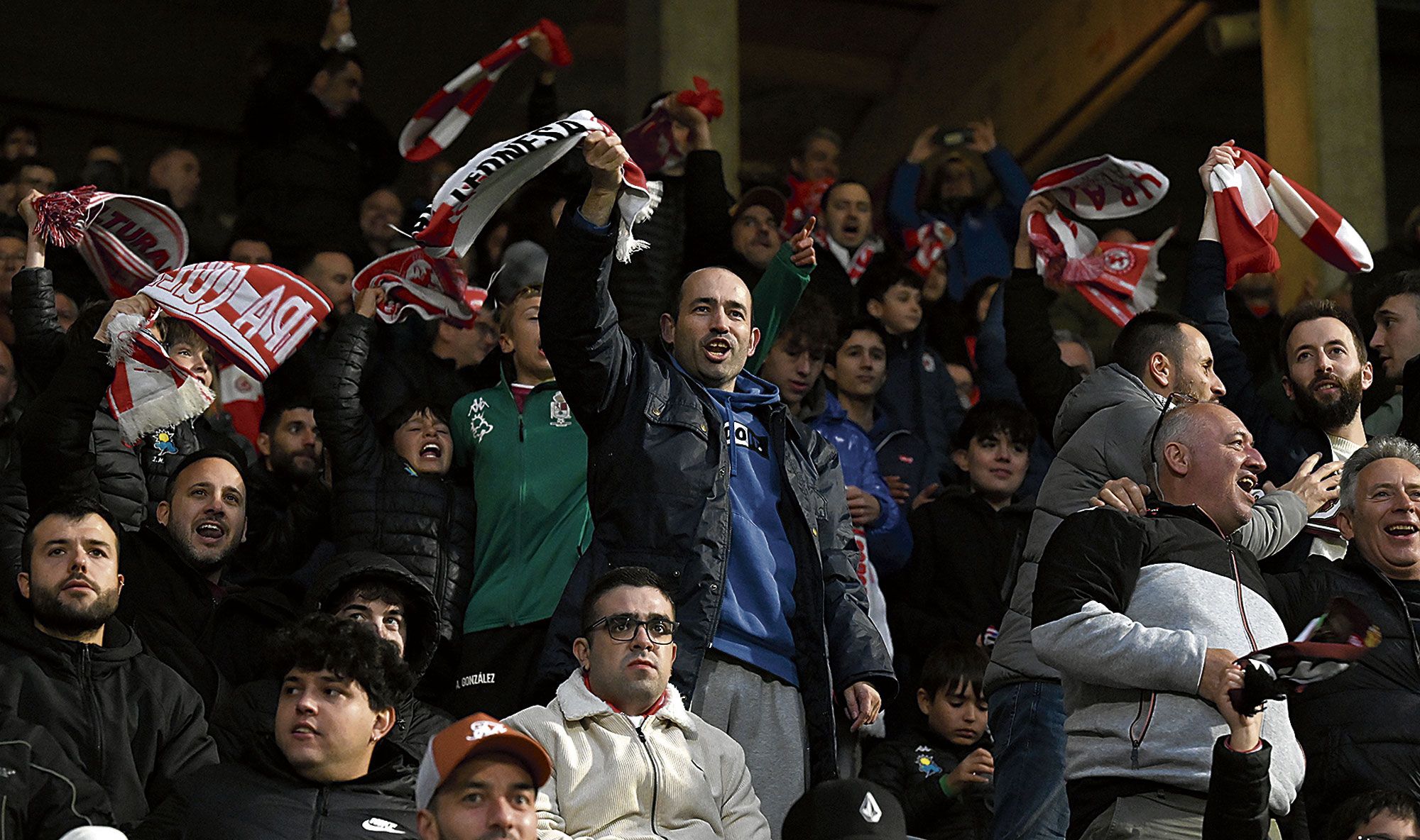 La afición de la Cultural celebra ondeando bufandas en el partido contra el Barakaldo| SAÚL ARÉN
