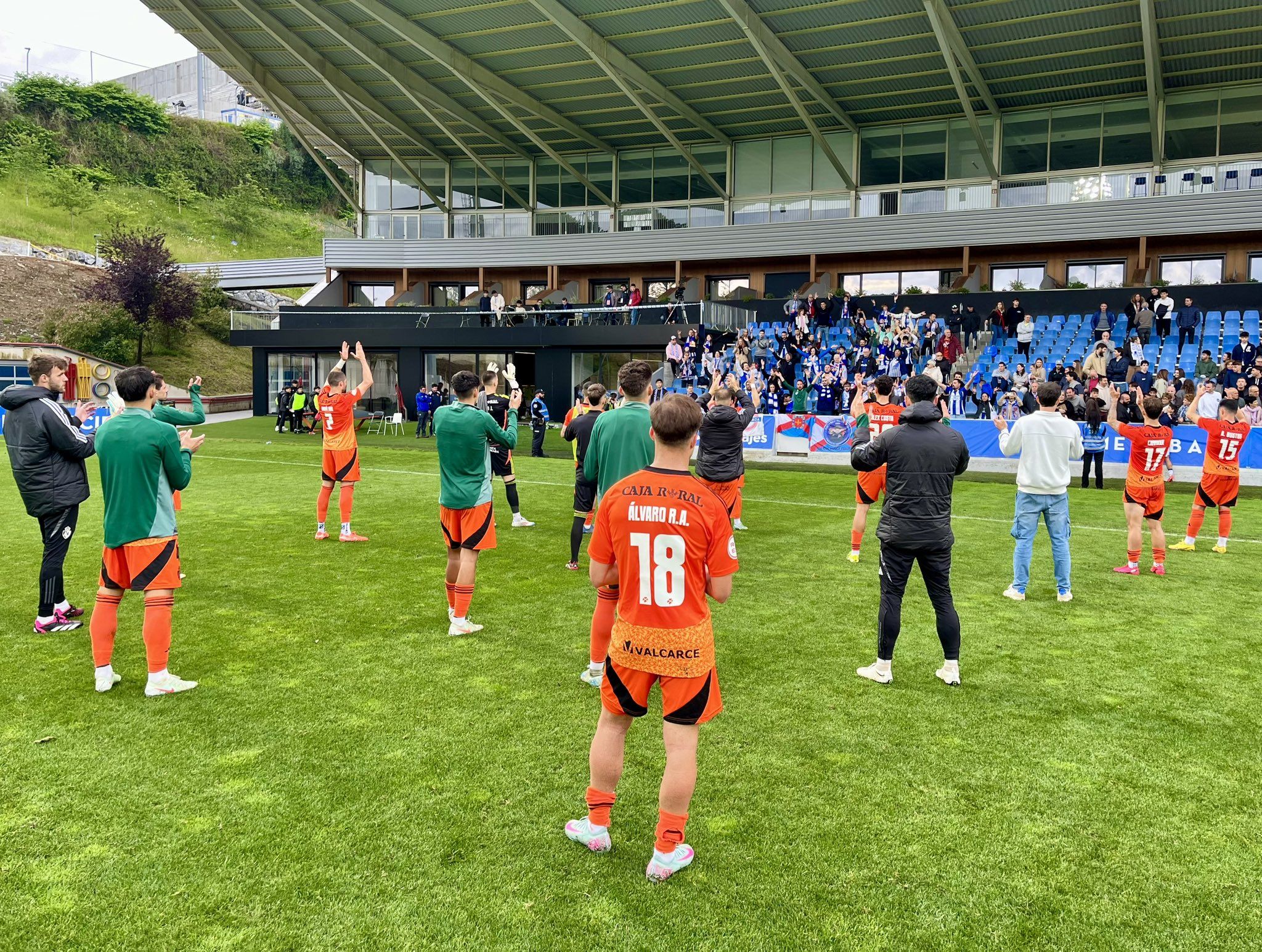 Los jugadores de la Ponferradina saludan a la afición desplazada tras el choque ante la Real Sociedad B. | SDP